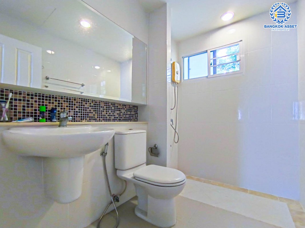 *****บ้านเดี่ยวมือสองนนทบุรี ม.เดอะเซนโทร รัตนาธิเบศร์ เนื้อที่สุดคุ้มค่า 74 ตร.ว สภาพสวย บ้านใหญ่ สไตล์คลาสสิค มาพร้อมกับฟังก์ชัน 3 ห้องนอน 3 ห้องน้ำ 2 ที่จอดรถ ทำเลเยี่ยม เอื้ออำนวยต่อการอยู่อาศัย เชื่อมต่อถนนรัตนาธิเบศร์, ถนนบางกรวย-ไทรน้อย ใกล้โครงการรถไฟฟ้าสายสีม่วง "สถานีบางพลู"