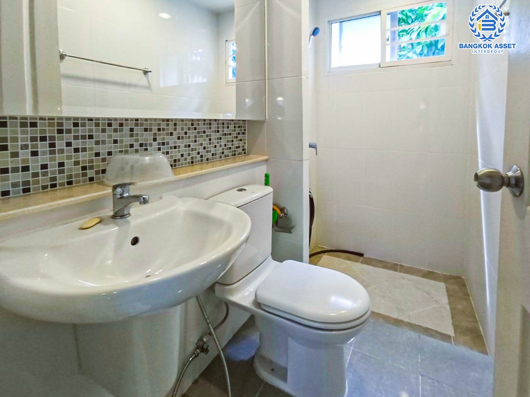 *****บ้านเดี่ยวมือสองนนทบุรี ม.เดอะเซนโทร รัตนาธิเบศร์ เนื้อที่สุดคุ้มค่า 74 ตร.ว สภาพสวย บ้านใหญ่ สไตล์คลาสสิค มาพร้อมกับฟังก์ชัน 3 ห้องนอน 3 ห้องน้ำ 2 ที่จอดรถ ทำเลเยี่ยม เอื้ออำนวยต่อการอยู่อาศัย เชื่อมต่อถนนรัตนาธิเบศร์, ถนนบางกรวย-ไทรน้อย ใกล้โครงการรถไฟฟ้าสายสีม่วง "สถานีบางพลู"