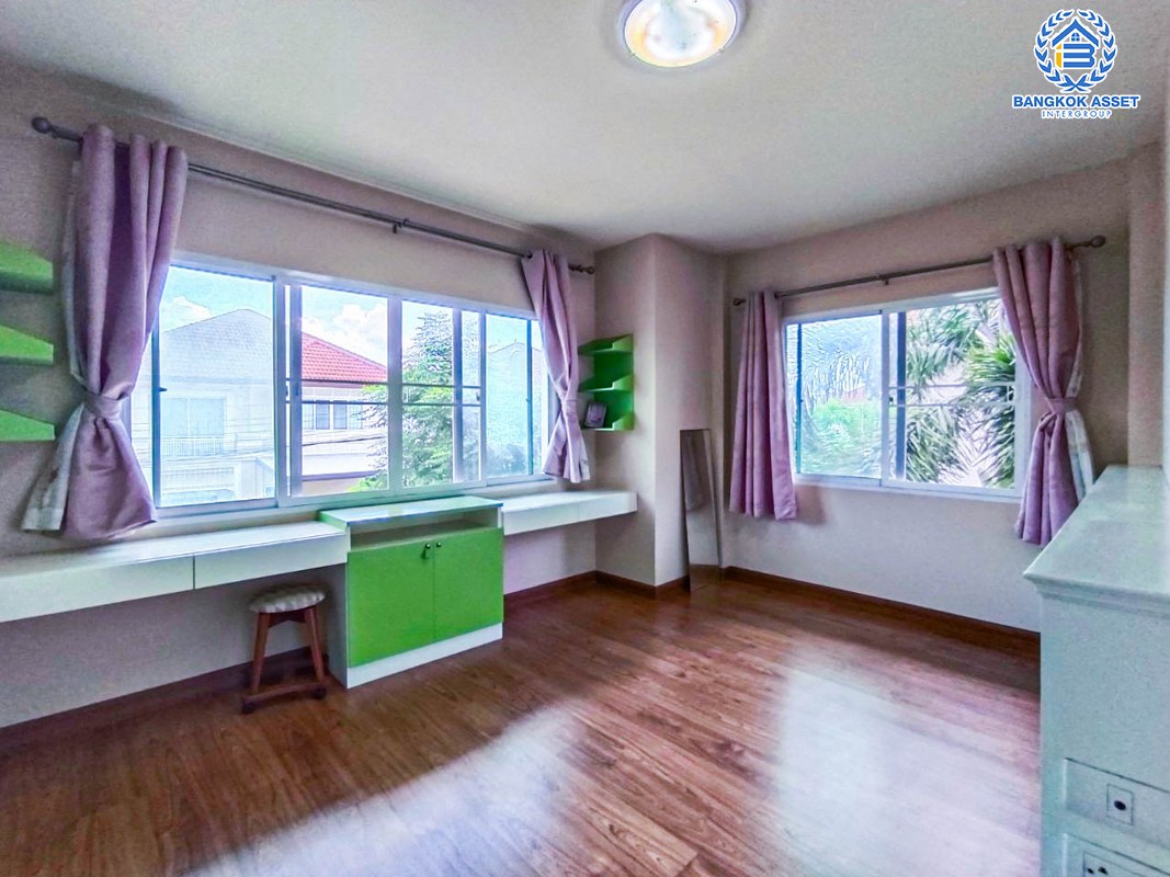 *****บ้านเดี่ยวมือสองนนทบุรี ม.เดอะเซนโทร รัตนาธิเบศร์ เนื้อที่สุดคุ้มค่า 74 ตร.ว สภาพสวย บ้านใหญ่ สไตล์คลาสสิค มาพร้อมกับฟังก์ชัน 3 ห้องนอน 3 ห้องน้ำ 2 ที่จอดรถ ทำเลเยี่ยม เอื้ออำนวยต่อการอยู่อาศัย เชื่อมต่อถนนรัตนาธิเบศร์, ถนนบางกรวย-ไทรน้อย ใกล้โครงการรถไฟฟ้าสายสีม่วง "สถานีบางพลู"