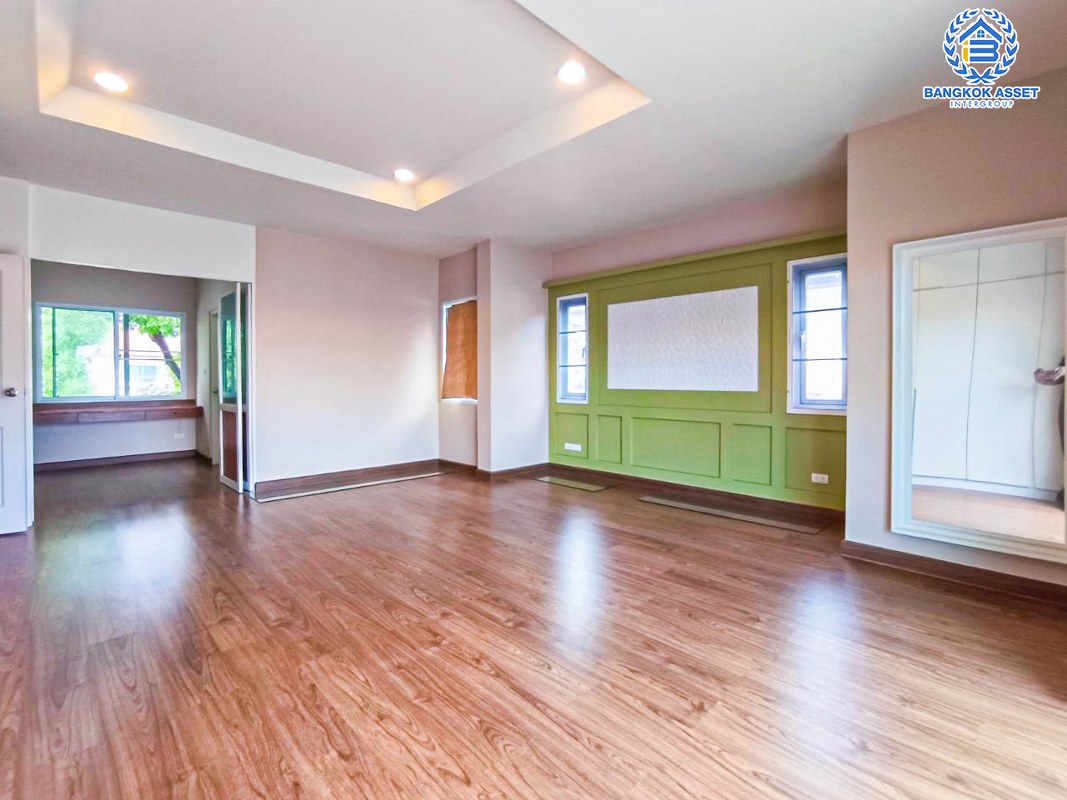 *****บ้านเดี่ยวมือสองนนทบุรี ม.เดอะเซนโทร รัตนาธิเบศร์ เนื้อที่สุดคุ้มค่า 74 ตร.ว สภาพสวย บ้านใหญ่ สไตล์คลาสสิค มาพร้อมกับฟังก์ชัน 3 ห้องนอน 3 ห้องน้ำ 2 ที่จอดรถ ทำเลเยี่ยม เอื้ออำนวยต่อการอยู่อาศัย เชื่อมต่อถนนรัตนาธิเบศร์, ถนนบางกรวย-ไทรน้อย ใกล้โครงการรถไฟฟ้าสายสีม่วง "สถานีบางพลู"