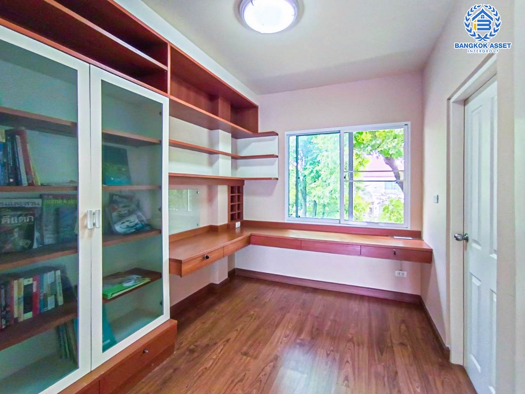 *****บ้านเดี่ยวมือสองนนทบุรี ม.เดอะเซนโทร รัตนาธิเบศร์ เนื้อที่สุดคุ้มค่า 74 ตร.ว สภาพสวย บ้านใหญ่ สไตล์คลาสสิค มาพร้อมกับฟังก์ชัน 3 ห้องนอน 3 ห้องน้ำ 2 ที่จอดรถ ทำเลเยี่ยม เอื้ออำนวยต่อการอยู่อาศัย เชื่อมต่อถนนรัตนาธิเบศร์, ถนนบางกรวย-ไทรน้อย ใกล้โครงการรถไฟฟ้าสายสีม่วง "สถานีบางพลู"