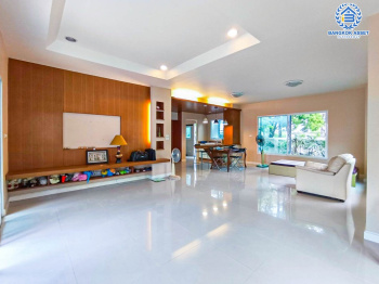 *****บ้านเดี่ยวมือสองนนทบุรี ม.เดอะเซนโทร รัตนาธิเบศร์ เนื้อที่สุดคุ้มค่า 74 ตร.ว สภาพสวย บ้านใหญ่ สไตล์คลาสสิค มาพร้อมกับฟังก์ชัน 3 ห้องนอน 3 ห้องน้ำ 2 ที่จอดรถ ทำเลเยี่ยม เอื้ออำนวยต่อการอยู่อาศัย เชื่อมต่อถนนรัตนาธิเบศร์, ถนนบางกรวย-ไทรน้อย ใกล้โครงการรถไฟฟ้าสายสีม่วง "สถานีบางพลู"