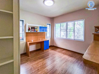 *****บ้านเดี่ยวมือสองนนทบุรี ม.เดอะเซนโทร รัตนาธิเบศร์ เนื้อที่สุดคุ้มค่า 74 ตร.ว สภาพสวย บ้านใหญ่ สไตล์คลาสสิค มาพร้อมกับฟังก์ชัน 3 ห้องนอน 3 ห้องน้ำ 2 ที่จอดรถ ทำเลเยี่ยม เอื้ออำนวยต่อการอยู่อาศัย เชื่อมต่อถนนรัตนาธิเบศร์, ถนนบางกรวย-ไทรน้อย ใกล้โครงการรถไฟฟ้าสายสีม่วง "สถานีบางพลู"