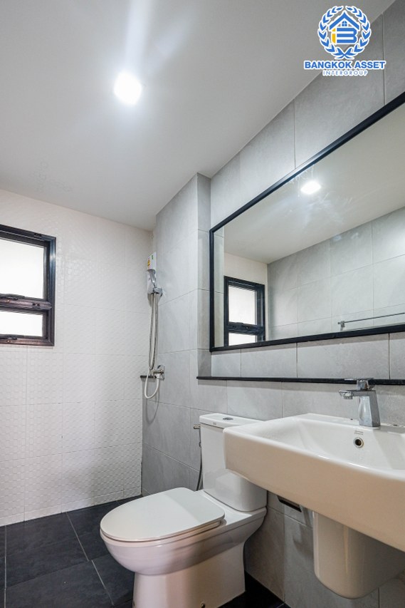 *****บ้านเดี่ยวมือสองนนทบุรี ม.เวนิว พระราม5 #หลังมุม เนื้อที่กว้างขวางถึง 52.2 ตร.ว. ฟังก์ชัน 3 ห้องนอน 3 ห้องน้ำ 2 ที่จอดรถ บ้านสไตล์โมเดิร์น ตอบรับทุกไลฟ์สไตล์ บนทำเลดี เพียง 10 นาทีก็ถึงรถไฟฟ้าสายสีม่วง "สถานีแยกติวานนท์" และจุดขึ้นทางด่วน "ศรีรัช"