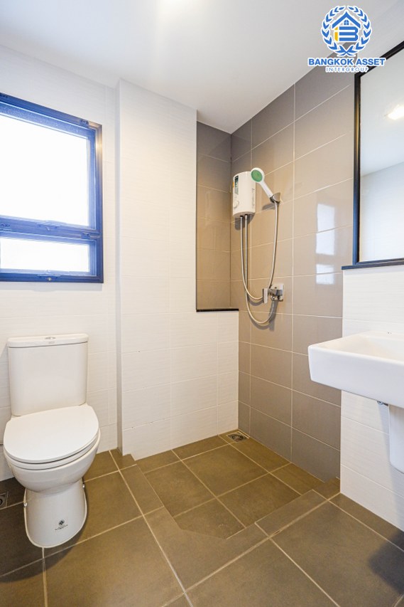 *****บ้านเดี่ยวมือสองนนทบุรี ม.เวนิว พระราม5 #หลังมุม เนื้อที่กว้างขวางถึง 52.2 ตร.ว. ฟังก์ชัน 3 ห้องนอน 3 ห้องน้ำ 2 ที่จอดรถ บ้านสไตล์โมเดิร์น ตอบรับทุกไลฟ์สไตล์ บนทำเลดี เพียง 10 นาทีก็ถึงรถไฟฟ้าสายสีม่วง "สถานีแยกติวานนท์" และจุดขึ้นทางด่วน "ศรีรัช"