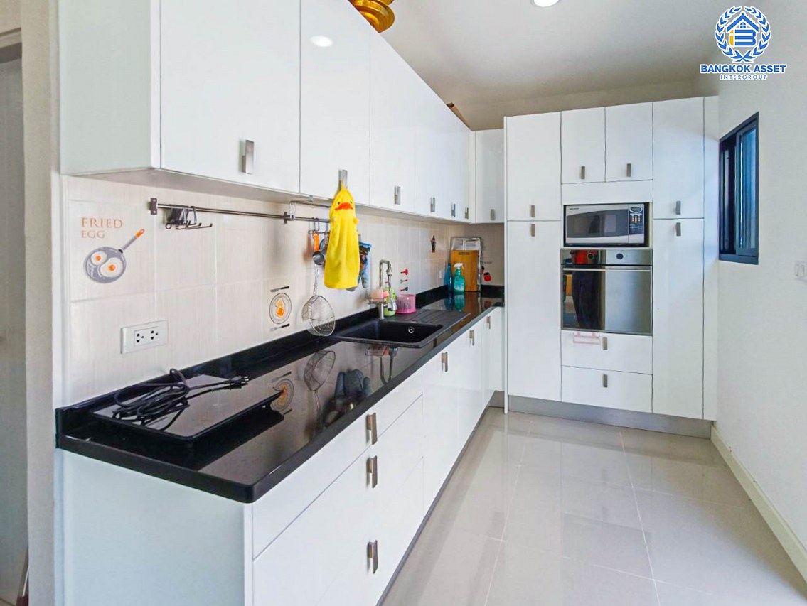 *****บ้านเดี่ยวมือสอง ปทุมธานี ม.เพฟ รังสิต เนื้อที่กว้างกว่า 60.10 ตร.ว. ฟังก์ชัน 4 ห้องนอน 3 ห้องน้ำ จอดรถได้ 2 คัน ภายในตกแต่งแบบโมเดิร์น โครงการตั้งบนทำเลศักยภาพ เข้า-ออกได้ทั้งถนนกาญจณาภิเษก(วงแหวน) ถนนคลองหลวง ถนนรามอินทรา ใกล้ฟิวเจอร์พาร์ครังสิต