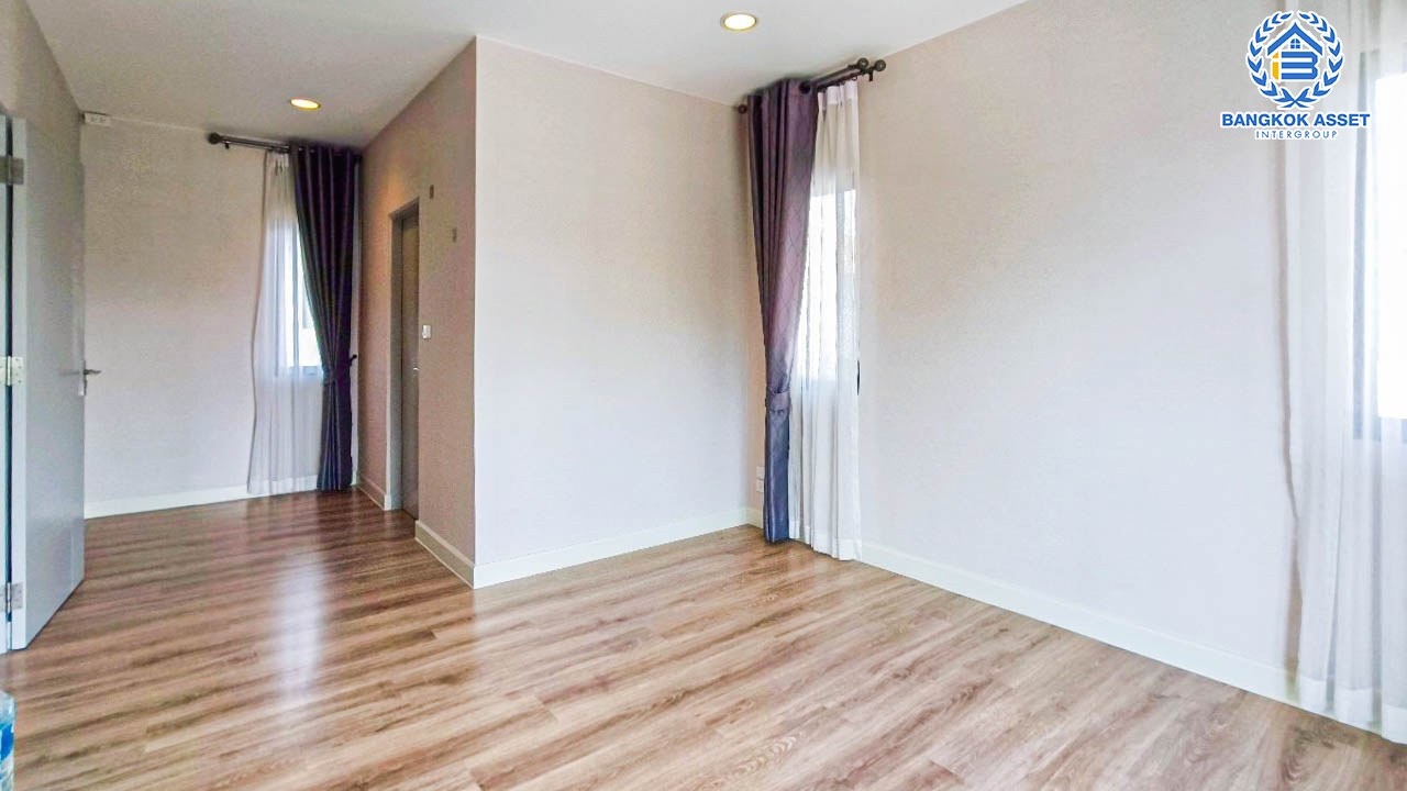 *****บ้านเดี่ยวมือสอง ปทุมธานี ม.เพฟ รังสิต เนื้อที่กว้างกว่า 60.10 ตร.ว. ฟังก์ชัน 4 ห้องนอน 3 ห้องน้ำ จอดรถได้ 2 คัน ภายในตกแต่งแบบโมเดิร์น โครงการตั้งบนทำเลศักยภาพ เข้า-ออกได้ทั้งถนนกาญจณาภิเษก(วงแหวน) ถนนคลองหลวง ถนนรามอินทรา ใกล้ฟิวเจอร์พาร์ครังสิต