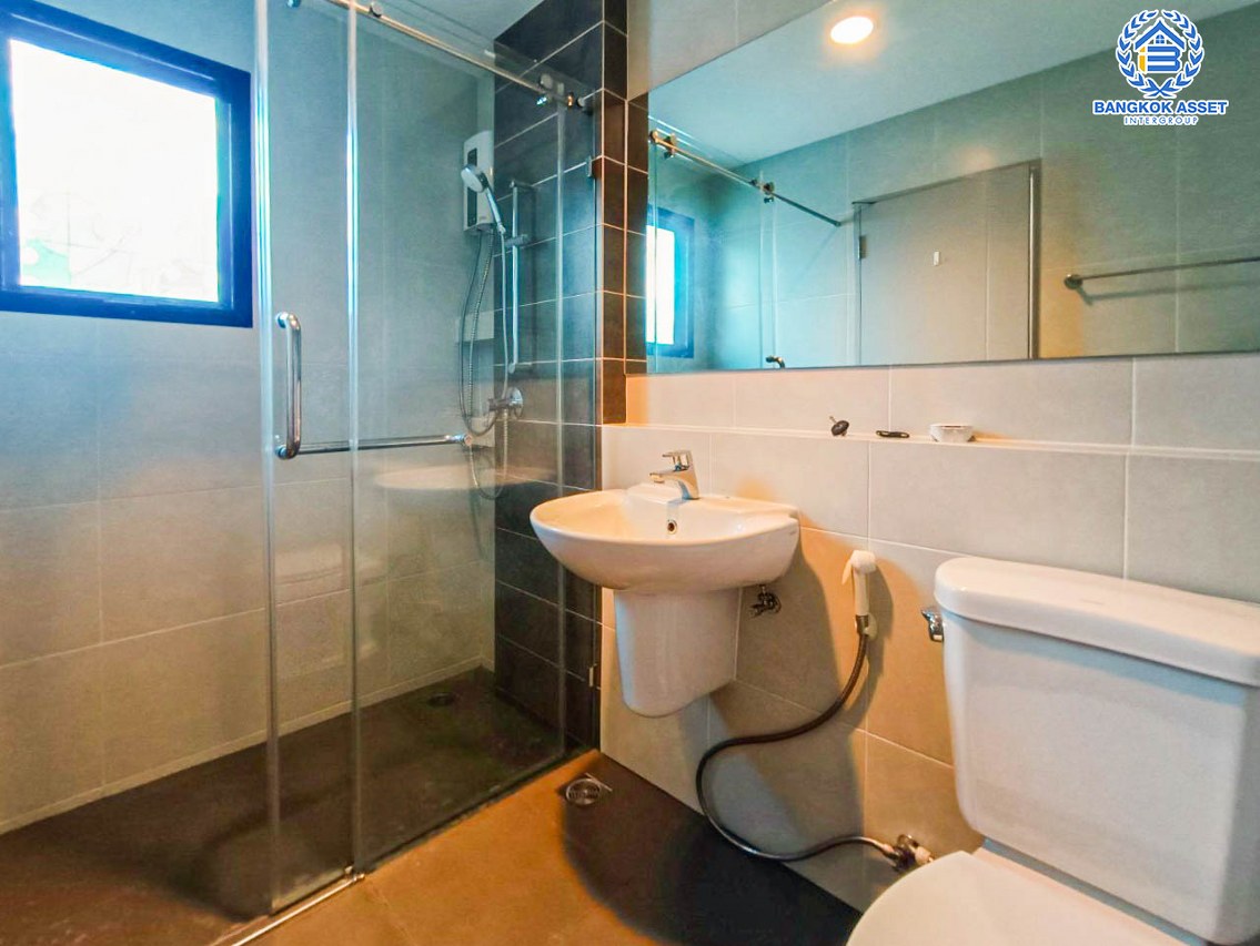 *****บ้านเดี่ยวมือสอง ปทุมธานี ม.เพฟ รังสิต เนื้อที่กว้างกว่า 60.10 ตร.ว. ฟังก์ชัน 4 ห้องนอน 3 ห้องน้ำ จอดรถได้ 2 คัน ภายในตกแต่งแบบโมเดิร์น โครงการตั้งบนทำเลศักยภาพ เข้า-ออกได้ทั้งถนนกาญจณาภิเษก(วงแหวน) ถนนคลองหลวง ถนนรามอินทรา ใกล้ฟิวเจอร์พาร์ครังสิต