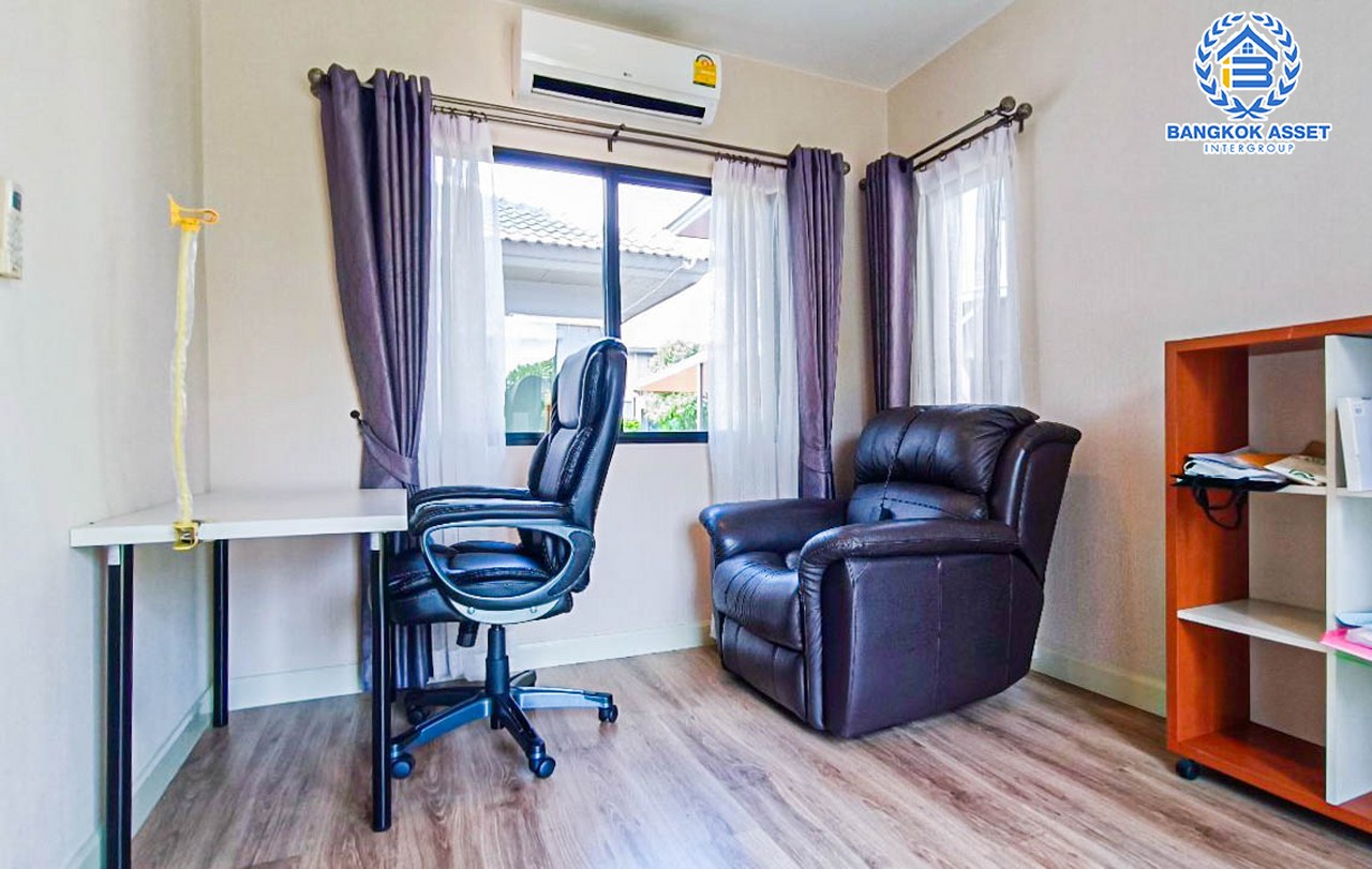 *****บ้านเดี่ยวมือสอง ปทุมธานี ม.เพฟ รังสิต เนื้อที่กว้างกว่า 60.10 ตร.ว. ฟังก์ชัน 4 ห้องนอน 3 ห้องน้ำ จอดรถได้ 2 คัน ภายในตกแต่งแบบโมเดิร์น โครงการตั้งบนทำเลศักยภาพ เข้า-ออกได้ทั้งถนนกาญจณาภิเษก(วงแหวน) ถนนคลองหลวง ถนนรามอินทรา ใกล้ฟิวเจอร์พาร์ครังสิต