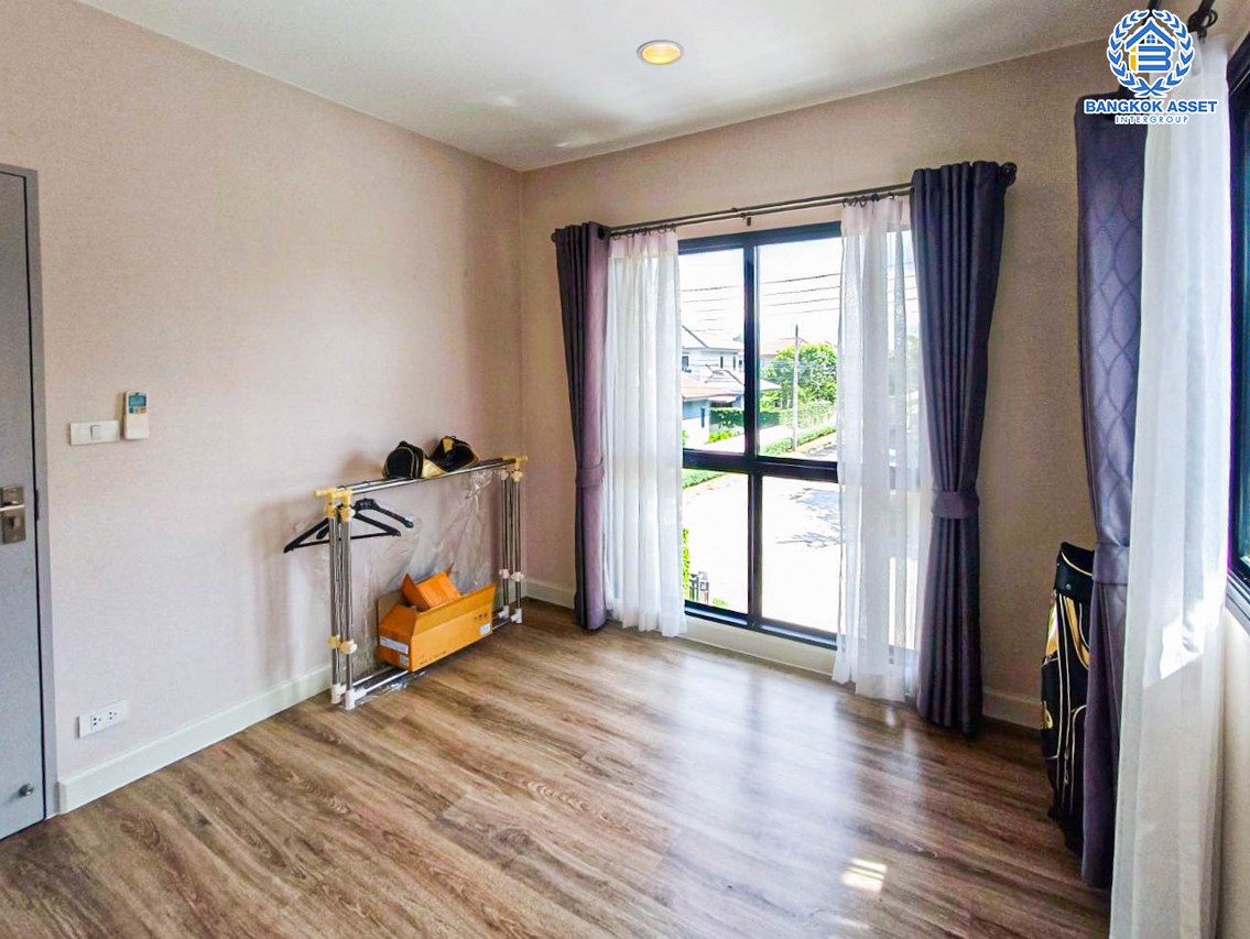 *****บ้านเดี่ยวมือสอง ปทุมธานี ม.เพฟ รังสิต เนื้อที่กว้างกว่า 60.10 ตร.ว. ฟังก์ชัน 4 ห้องนอน 3 ห้องน้ำ จอดรถได้ 2 คัน ภายในตกแต่งแบบโมเดิร์น โครงการตั้งบนทำเลศักยภาพ เข้า-ออกได้ทั้งถนนกาญจณาภิเษก(วงแหวน) ถนนคลองหลวง ถนนรามอินทรา ใกล้ฟิวเจอร์พาร์ครังสิต