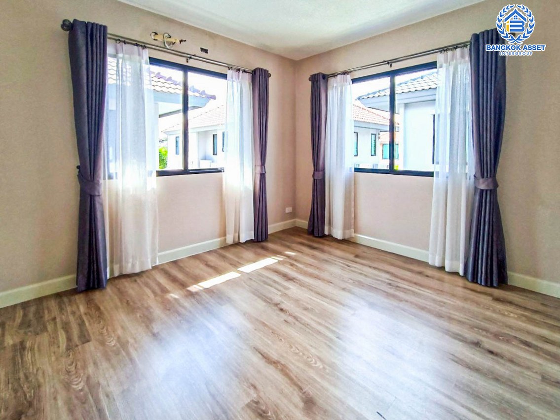 *****บ้านเดี่ยวมือสอง ปทุมธานี ม.เพฟ รังสิต เนื้อที่กว้างกว่า 60.10 ตร.ว. ฟังก์ชัน 4 ห้องนอน 3 ห้องน้ำ จอดรถได้ 2 คัน ภายในตกแต่งแบบโมเดิร์น โครงการตั้งบนทำเลศักยภาพ เข้า-ออกได้ทั้งถนนกาญจณาภิเษก(วงแหวน) ถนนคลองหลวง ถนนรามอินทรา ใกล้ฟิวเจอร์พาร์ครังสิต