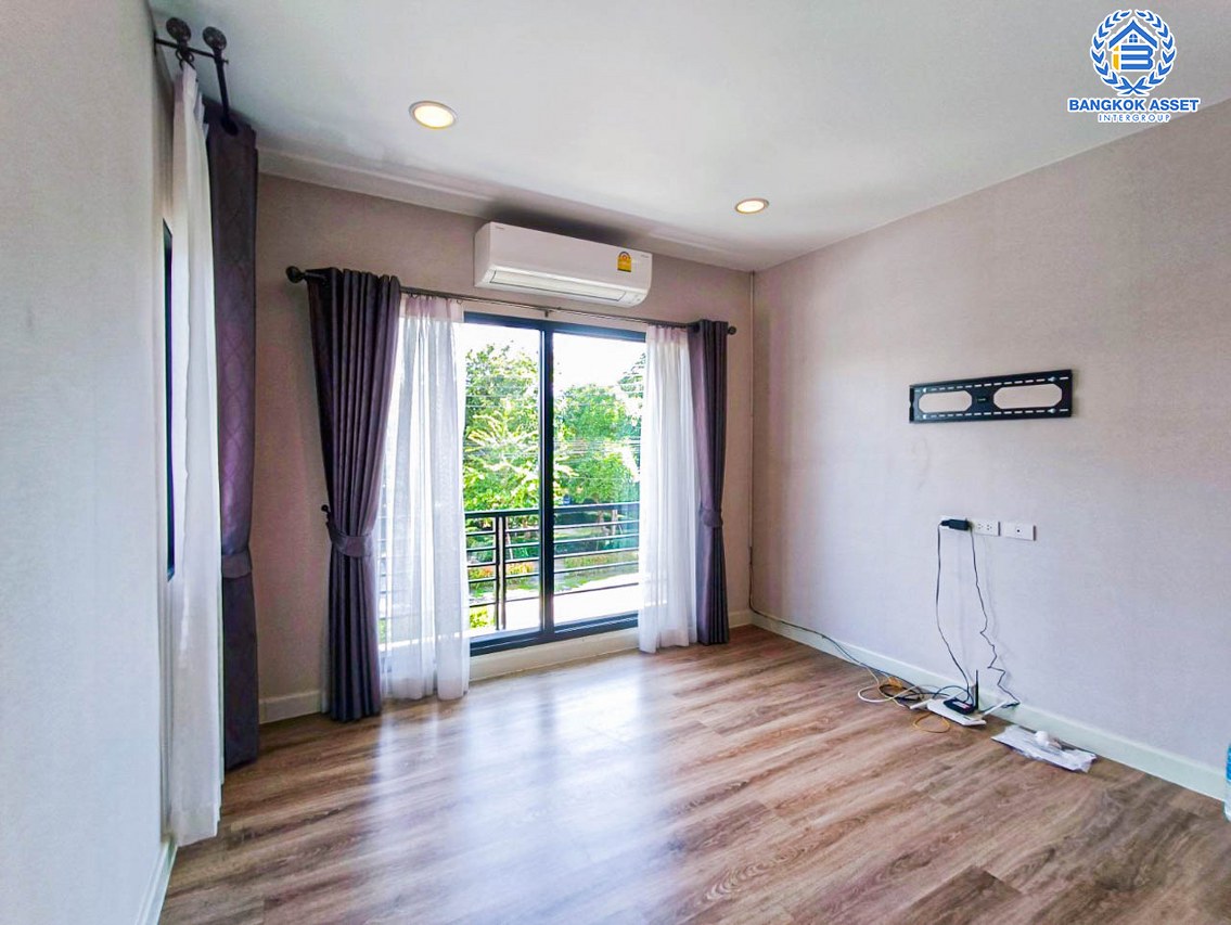 *****บ้านเดี่ยวมือสอง ปทุมธานี ม.เพฟ รังสิต เนื้อที่กว้างกว่า 60.10 ตร.ว. ฟังก์ชัน 4 ห้องนอน 3 ห้องน้ำ จอดรถได้ 2 คัน ภายในตกแต่งแบบโมเดิร์น โครงการตั้งบนทำเลศักยภาพ เข้า-ออกได้ทั้งถนนกาญจณาภิเษก(วงแหวน) ถนนคลองหลวง ถนนรามอินทรา ใกล้ฟิวเจอร์พาร์ครังสิต