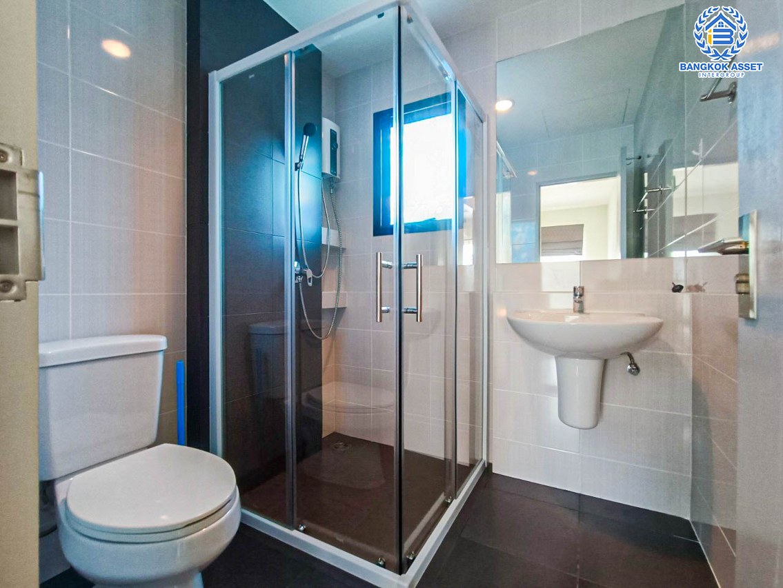 *****บ้านเดี่ยวมือสอง ปทุมธานี ม.เพฟ รังสิต เนื้อที่กว้างกว่า 60.10 ตร.ว. ฟังก์ชัน 4 ห้องนอน 3 ห้องน้ำ จอดรถได้ 2 คัน ภายในตกแต่งแบบโมเดิร์น โครงการตั้งบนทำเลศักยภาพ เข้า-ออกได้ทั้งถนนกาญจณาภิเษก(วงแหวน) ถนนคลองหลวง ถนนรามอินทรา ใกล้ฟิวเจอร์พาร์ครังสิต