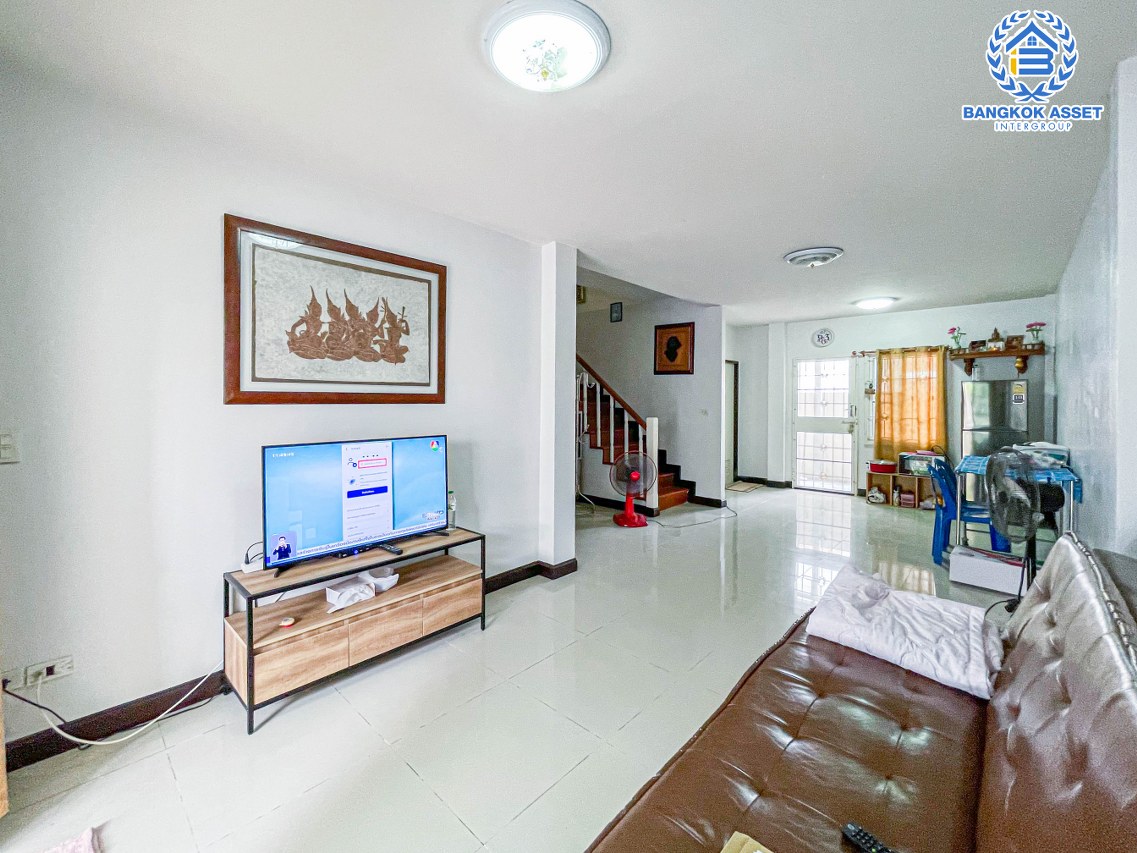 ทาวน์เฮ้าส์มือสอง นนทบุรี ม.วิวสวน ไทรน้อย เนื้อที่ 24 ตร.ว. ฟังก์ชัน 4 ห้องนอน 2 ห้องน้ำ จอดรถได้ 1 คัน สภาพภายในสวย ต่อเติมห้องนอนด้านล่าง ตั้งบนทำเลเดินทางสะดวก ใกล้เซ็นทรัลเวสต์เกต เชื่อมต่อถนนบางกรวย-ไทรน้อย ถนนกาญจณาภิเษก ถนนรัตนาธิเบศร์ จองเลย!...