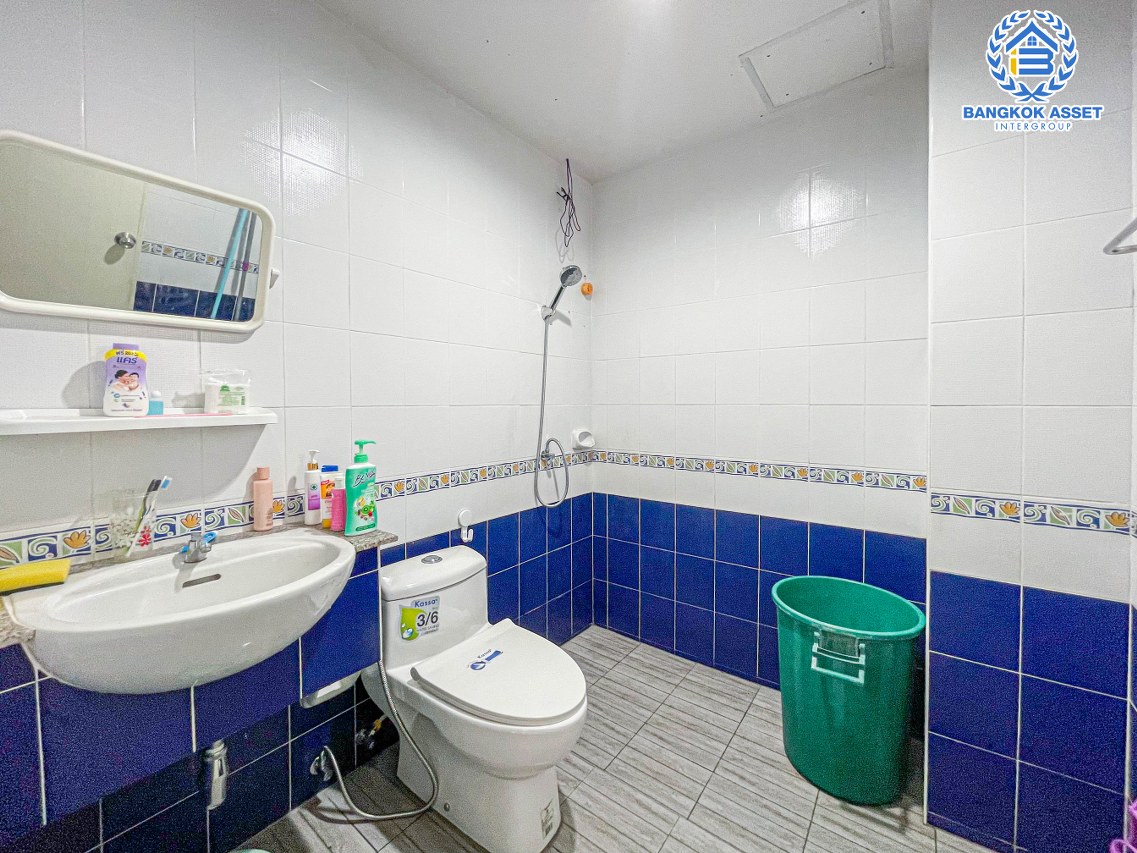 ทาวน์เฮ้าส์มือสอง นนทบุรี ม.วิวสวน ไทรน้อย เนื้อที่ 24 ตร.ว. ฟังก์ชัน 4 ห้องนอน 2 ห้องน้ำ จอดรถได้ 1 คัน สภาพภายในสวย ต่อเติมห้องนอนด้านล่าง ตั้งบนทำเลเดินทางสะดวก ใกล้เซ็นทรัลเวสต์เกต เชื่อมต่อถนนบางกรวย-ไทรน้อย ถนนกาญจณาภิเษก ถนนรัตนาธิเบศร์ จองเลย!...