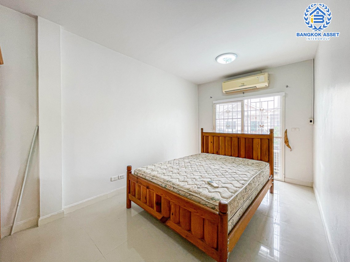 ทาวน์เฮ้าส์มือสอง นนทบุรี ม.วิวสวน ไทรน้อย เนื้อที่ 24 ตร.ว. ฟังก์ชัน 4 ห้องนอน 2 ห้องน้ำ จอดรถได้ 1 คัน สภาพภายในสวย ต่อเติมห้องนอนด้านล่าง ตั้งบนทำเลเดินทางสะดวก ใกล้เซ็นทรัลเวสต์เกต เชื่อมต่อถนนบางกรวย-ไทรน้อย ถนนกาญจณาภิเษก ถนนรัตนาธิเบศร์ จองเลย!...