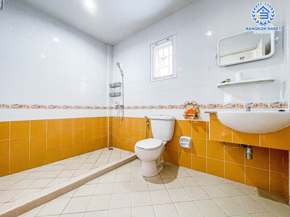 ทาวน์เฮ้าส์มือสอง นนทบุรี ม.วิวสวน ไทรน้อย เนื้อที่ 24 ตร.ว. ฟังก์ชัน 4 ห้องนอน 2 ห้องน้ำ จอดรถได้ 1 คัน สภาพภายในสวย ต่อเติมห้องนอนด้านล่าง ตั้งบนทำเลเดินทางสะดวก ใกล้เซ็นทรัลเวสต์เกต เชื่อมต่อถนนบางกรวย-ไทรน้อย ถนนกาญจณาภิเษก ถนนรัตนาธิเบศร์ จองเลย!...