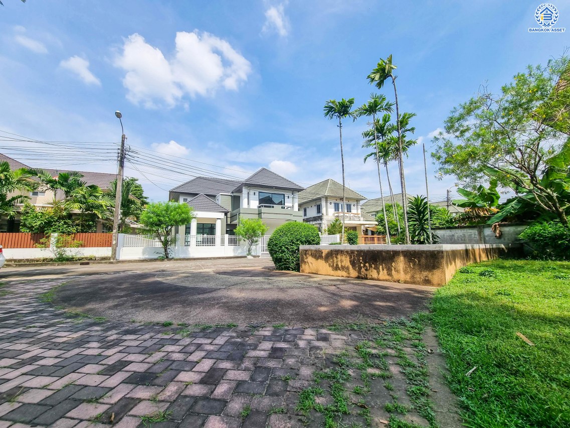 บ้านมือสองตกแต่งใหม่ ม.เนเบอร์โฮม วัชรพล เนื้อที่ 68 ตร.ว. ฟังก์ชัน 3 ห้องนอน 4 ห้องน้ำ 1 ห้องแม่บ้าน จอดรถได้ 2 คัน บนทำเลเชื่อมต่อหลายเส้นทาง ทั้ง ถนนสุขาภิบาล5 ถนนสายไหม และถนนรามอินทรา ใกล้ทางด่วน "ฉลองรัช" และรถไฟฟ้าสายสีเขียว "สถานีสายหยุด"