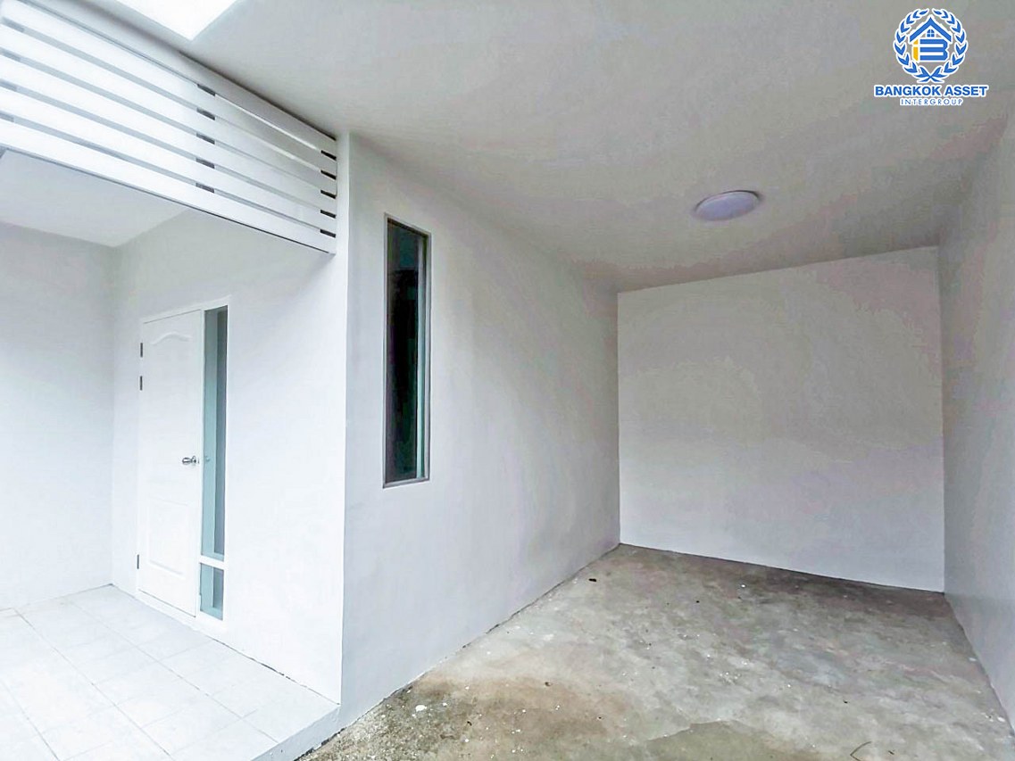 ทาวน์เฮ้าส์มือสอง ม.อารียา เดอะคัลเลอร์1 ลาดปลาเค้า เนื้อที่เกือบ 19 ตร.ว. ฟังก์ชัน 3 ห้องนอน 2 ห้องน้ำ 1 ที่จอดรถ บ้านแต่งใหม่สวยพร้อมเข้าอยู่ บนทำเลดี เชื่อมต่อถนนรามอินทรา, ถนนประเสริฐมนูกิจ, ถนนพหลโยธิน ใกล้รถไฟฟ้าสายสีเขียว "สถานีบางบัว" และทางด่วน "เอกมัย-รามอินทรา"