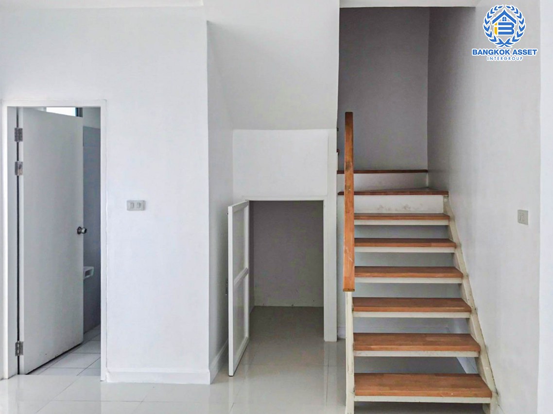 ทาวน์เฮ้าส์มือสอง ม.อารียา เดอะคัลเลอร์1 ลาดปลาเค้า เนื้อที่เกือบ 19 ตร.ว. ฟังก์ชัน 3 ห้องนอน 2 ห้องน้ำ 1 ที่จอดรถ บ้านแต่งใหม่สวยพร้อมเข้าอยู่ บนทำเลดี เชื่อมต่อถนนรามอินทรา, ถนนประเสริฐมนูกิจ, ถนนพหลโยธิน ใกล้รถไฟฟ้าสายสีเขียว "สถานีบางบัว" และทางด่วน "เอกมัย-รามอินทรา"