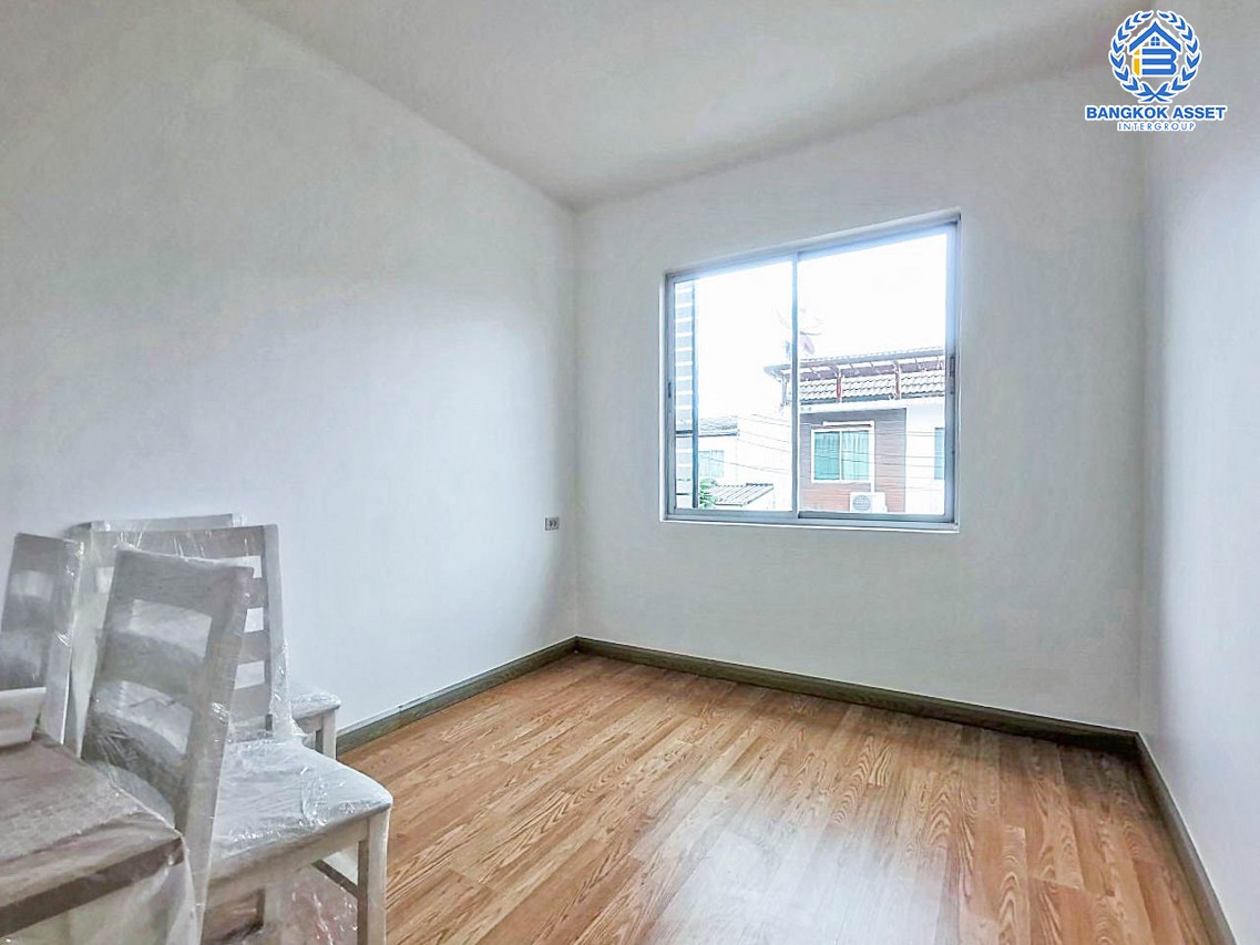 ทาวน์เฮ้าส์มือสอง ม.อารียา เดอะคัลเลอร์1 ลาดปลาเค้า เนื้อที่เกือบ 19 ตร.ว. ฟังก์ชัน 3 ห้องนอน 2 ห้องน้ำ 1 ที่จอดรถ บ้านแต่งใหม่สวยพร้อมเข้าอยู่ บนทำเลดี เชื่อมต่อถนนรามอินทรา, ถนนประเสริฐมนูกิจ, ถนนพหลโยธิน ใกล้รถไฟฟ้าสายสีเขียว "สถานีบางบัว" และทางด่วน "เอกมัย-รามอินทรา"