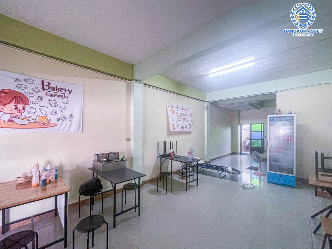 *****อาคารพาณิชย์มือสองกรุงเทพมหานคร อาคารพาณิชย์ซอยเคหะร่มเกล้า เนื้อที่กว้าง 25 ตร.ว. ฟังก์ชัน 4 ห้องนอน 4 ห้องน้ำ 1 ที่จอดรถ ติดถนนเคหะร่มเกล้า ลงทุนเปิดเป็นร้านอาหาร หรือที่อยู่อาศัยได้สบาย เชื่อมต่อถนนรามคำแหง, ถนนราษฎร์พัฒนา, ถนนร่มเกล้า