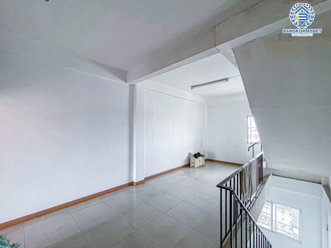 *****อาคารพาณิชย์มือสองกรุงเทพมหานคร อาคารพาณิชย์ซอยเคหะร่มเกล้า เนื้อที่กว้าง 25 ตร.ว. ฟังก์ชัน 4 ห้องนอน 4 ห้องน้ำ 1 ที่จอดรถ ติดถนนเคหะร่มเกล้า ลงทุนเปิดเป็นร้านอาหาร หรือที่อยู่อาศัยได้สบาย เชื่อมต่อถนนรามคำแหง, ถนนราษฎร์พัฒนา, ถนนร่มเกล้า