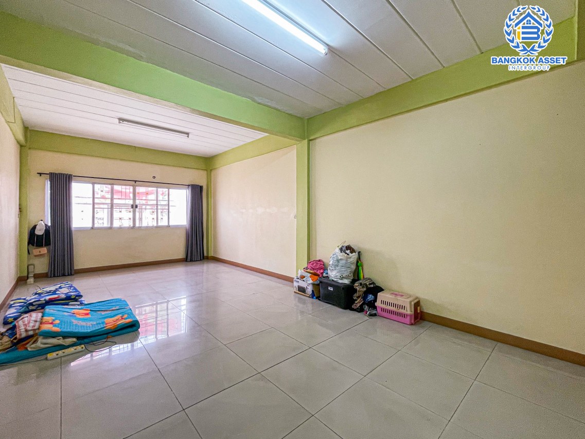 *****อาคารพาณิชย์มือสองกรุงเทพมหานคร อาคารพาณิชย์ซอยเคหะร่มเกล้า เนื้อที่กว้าง 25 ตร.ว. ฟังก์ชัน 4 ห้องนอน 4 ห้องน้ำ 1 ที่จอดรถ ติดถนนเคหะร่มเกล้า ลงทุนเปิดเป็นร้านอาหาร หรือที่อยู่อาศัยได้สบาย เชื่อมต่อถนนรามคำแหง, ถนนราษฎร์พัฒนา, ถนนร่มเกล้า