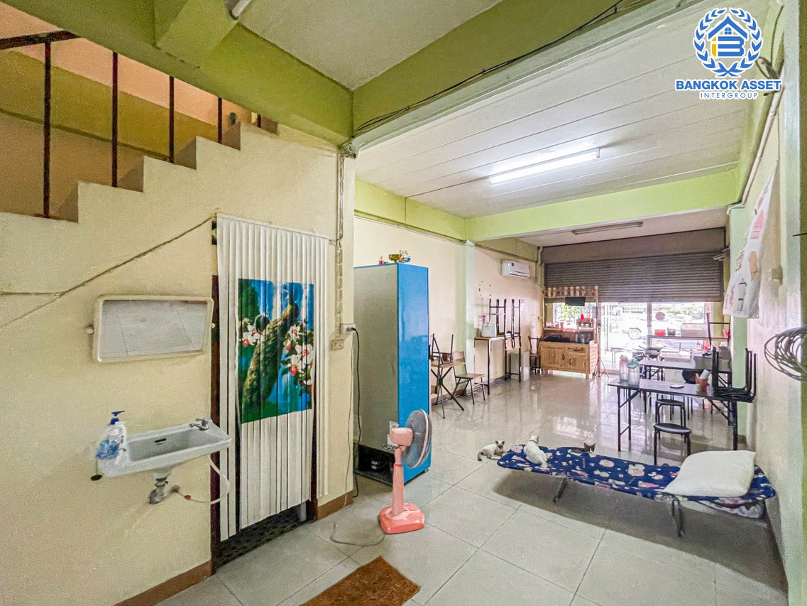 *****อาคารพาณิชย์มือสองกรุงเทพมหานคร อาคารพาณิชย์ซอยเคหะร่มเกล้า เนื้อที่กว้าง 25 ตร.ว. ฟังก์ชัน 4 ห้องนอน 4 ห้องน้ำ 1 ที่จอดรถ ติดถนนเคหะร่มเกล้า ลงทุนเปิดเป็นร้านอาหาร หรือที่อยู่อาศัยได้สบาย เชื่อมต่อถนนรามคำแหง, ถนนราษฎร์พัฒนา, ถนนร่มเกล้า