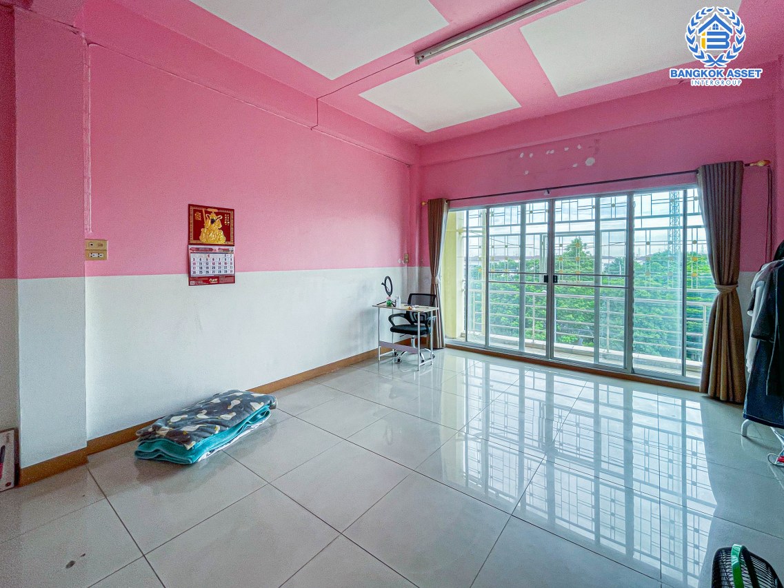 *****อาคารพาณิชย์มือสองกรุงเทพมหานคร อาคารพาณิชย์ซอยเคหะร่มเกล้า เนื้อที่กว้าง 25 ตร.ว. ฟังก์ชัน 4 ห้องนอน 4 ห้องน้ำ 1 ที่จอดรถ ติดถนนเคหะร่มเกล้า ลงทุนเปิดเป็นร้านอาหาร หรือที่อยู่อาศัยได้สบาย เชื่อมต่อถนนรามคำแหง, ถนนราษฎร์พัฒนา, ถนนร่มเกล้า