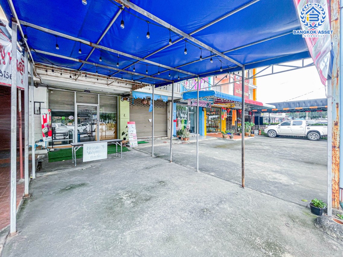 *****อาคารพาณิชย์มือสองกรุงเทพมหานคร อาคารพาณิชย์ซอยเคหะร่มเกล้า เนื้อที่กว้าง 25 ตร.ว. ฟังก์ชัน 4 ห้องนอน 4 ห้องน้ำ 1 ที่จอดรถ ติดถนนเคหะร่มเกล้า ลงทุนเปิดเป็นร้านอาหาร หรือที่อยู่อาศัยได้สบาย เชื่อมต่อถนนรามคำแหง, ถนนราษฎร์พัฒนา, ถนนร่มเกล้า