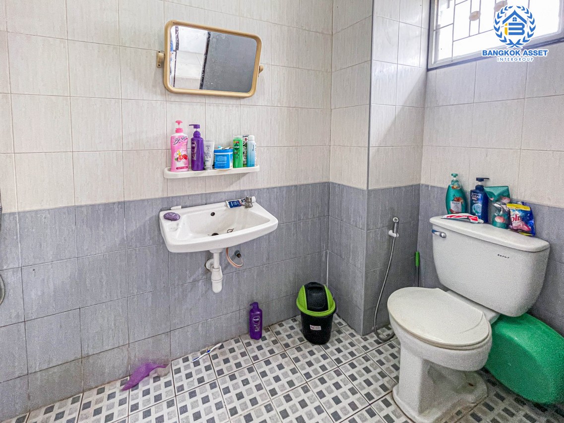 *****อาคารพาณิชย์มือสองกรุงเทพมหานคร อาคารพาณิชย์ซอยเคหะร่มเกล้า เนื้อที่กว้าง 25 ตร.ว. ฟังก์ชัน 4 ห้องนอน 4 ห้องน้ำ 1 ที่จอดรถ ติดถนนเคหะร่มเกล้า ลงทุนเปิดเป็นร้านอาหาร หรือที่อยู่อาศัยได้สบาย เชื่อมต่อถนนรามคำแหง, ถนนราษฎร์พัฒนา, ถนนร่มเกล้า