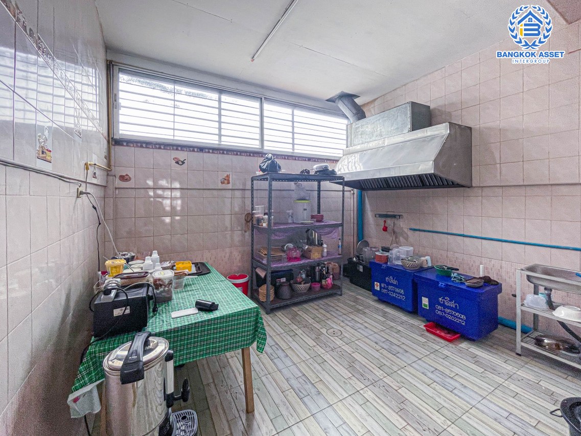 *****อาคารพาณิชย์มือสองกรุงเทพมหานคร อาคารพาณิชย์ซอยเคหะร่มเกล้า เนื้อที่กว้าง 25 ตร.ว. ฟังก์ชัน 4 ห้องนอน 4 ห้องน้ำ 1 ที่จอดรถ ติดถนนเคหะร่มเกล้า ลงทุนเปิดเป็นร้านอาหาร หรือที่อยู่อาศัยได้สบาย เชื่อมต่อถนนรามคำแหง, ถนนราษฎร์พัฒนา, ถนนร่มเกล้า