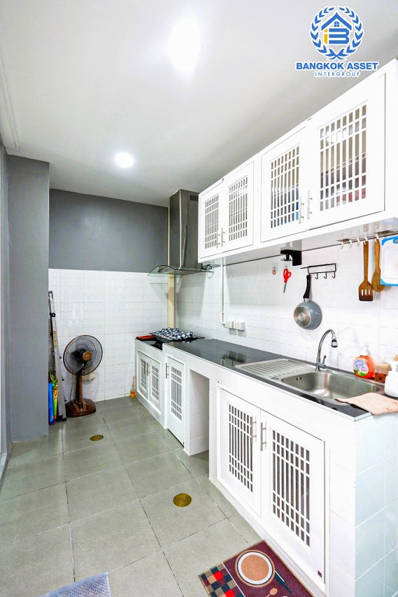 *****ทาวน์เฮ้าส์มือสอง นนทบุรี ม.กัสโต้ ราชพฤกษ์-พระราม5 บนเนื้อที่ 17.9 ตร.ว. ฟังก์ชัน 3 ห้องนอน 2 ห้องน้ำ 2 ที่จอดรถ ต่อเติมจัดเต็ม พร้อมเข้าอยู่ได้เลย ตั้งบนทำเลเดินทางสะดวก เพียง 15 นาทีก็ถึงรถไฟฟ้าสายสีม่วง "สถานีแยกติวานนท์" ใกล้เซ็นทรัล รัตนาธิเบศร์ และทางด่วน "ศรีรัชใหม่"