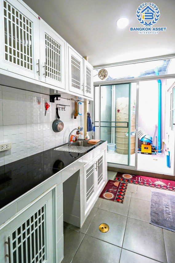 *****ทาวน์เฮ้าส์มือสอง นนทบุรี ม.กัสโต้ ราชพฤกษ์-พระราม5 บนเนื้อที่ 17.9 ตร.ว. ฟังก์ชัน 3 ห้องนอน 2 ห้องน้ำ 2 ที่จอดรถ ต่อเติมจัดเต็ม พร้อมเข้าอยู่ได้เลย ตั้งบนทำเลเดินทางสะดวก เพียง 15 นาทีก็ถึงรถไฟฟ้าสายสีม่วง "สถานีแยกติวานนท์" ใกล้เซ็นทรัล รัตนาธิเบศร์ และทางด่วน "ศรีรัชใหม่"