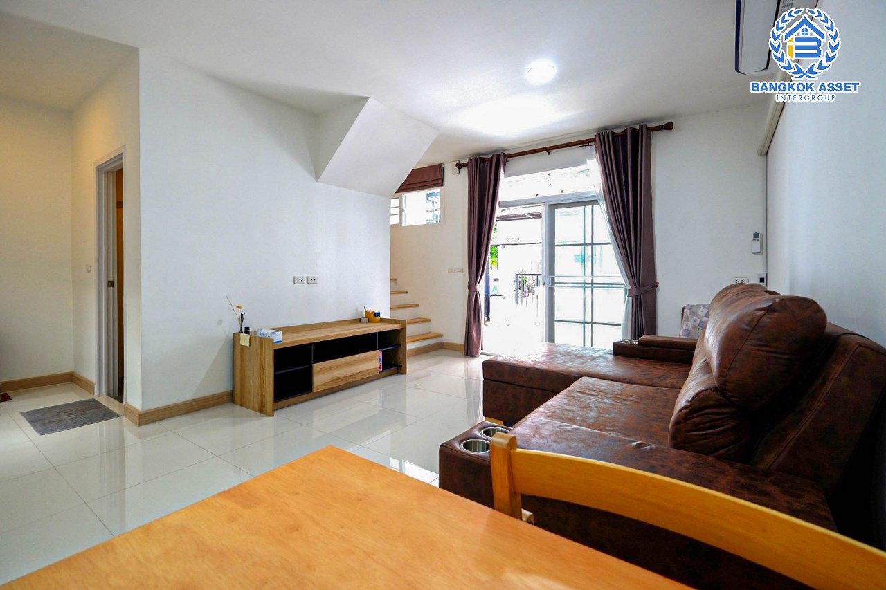 *****ทาวน์เฮ้าส์มือสอง นนทบุรี ม.กัสโต้ ราชพฤกษ์-พระราม5 บนเนื้อที่ 17.9 ตร.ว. ฟังก์ชัน 3 ห้องนอน 2 ห้องน้ำ 2 ที่จอดรถ ต่อเติมจัดเต็ม พร้อมเข้าอยู่ได้เลย ตั้งบนทำเลเดินทางสะดวก เพียง 15 นาทีก็ถึงรถไฟฟ้าสายสีม่วง "สถานีแยกติวานนท์" ใกล้เซ็นทรัล รัตนาธิเบศร์ และทางด่วน "ศรีรัชใหม่"