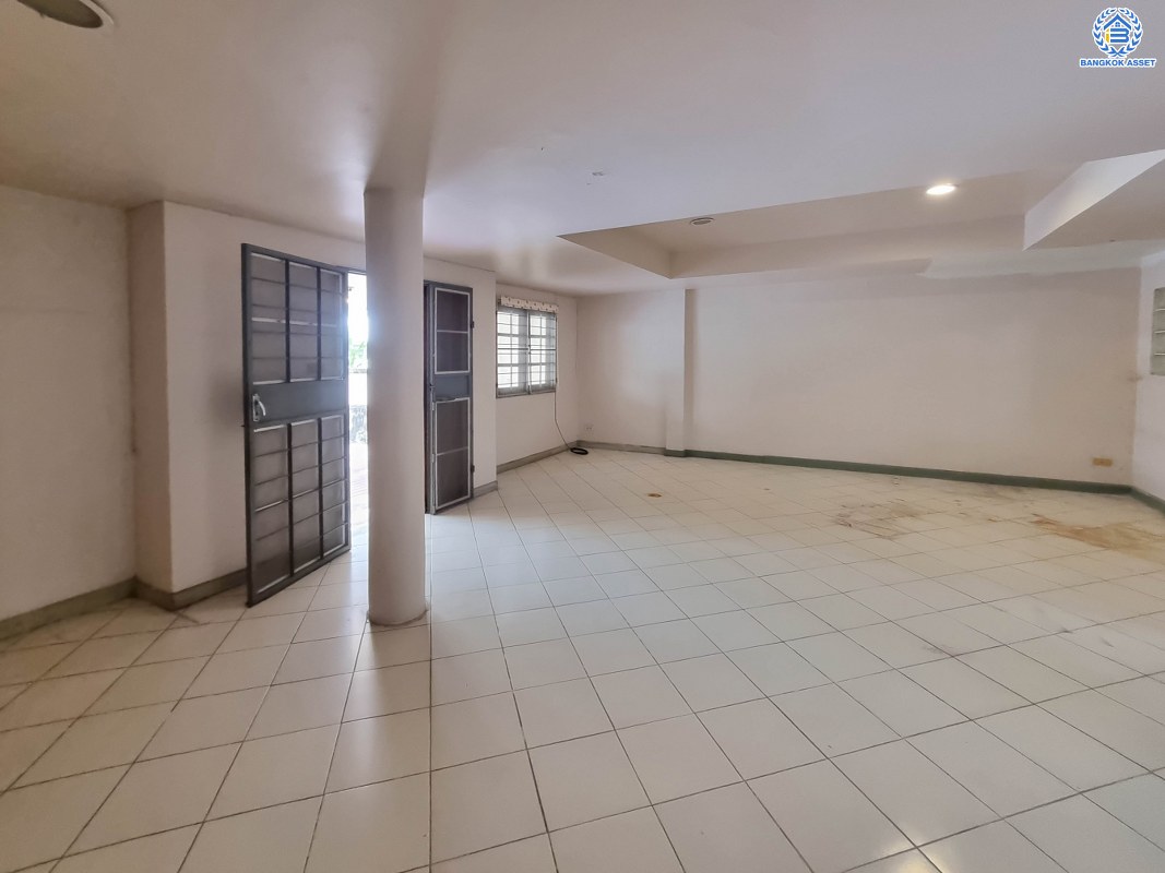 ทาวน์เฮ้าส์มือสองกรุงเทพมหานคร ม.สินธานี รัชดา-ลาดพร้าว80 เนื้อที่ 26.7 ตร.ว ห้องกว้าง พื้นที่ใช้สอยเยี่ยม พร้อมขาย กับฟังก์ชัน 3 ห้องนอน 5 ห้องน้ำ 2 ที่จอดรถ ทำเลแห่งการเดินทาง เข้า-ออกสะดวกสบาย โครงการติดถนนใหญ่ ใกล้โครงการรถไฟฟ้าสายสีน้ำเงิน "สถานีลาดพร้าว"