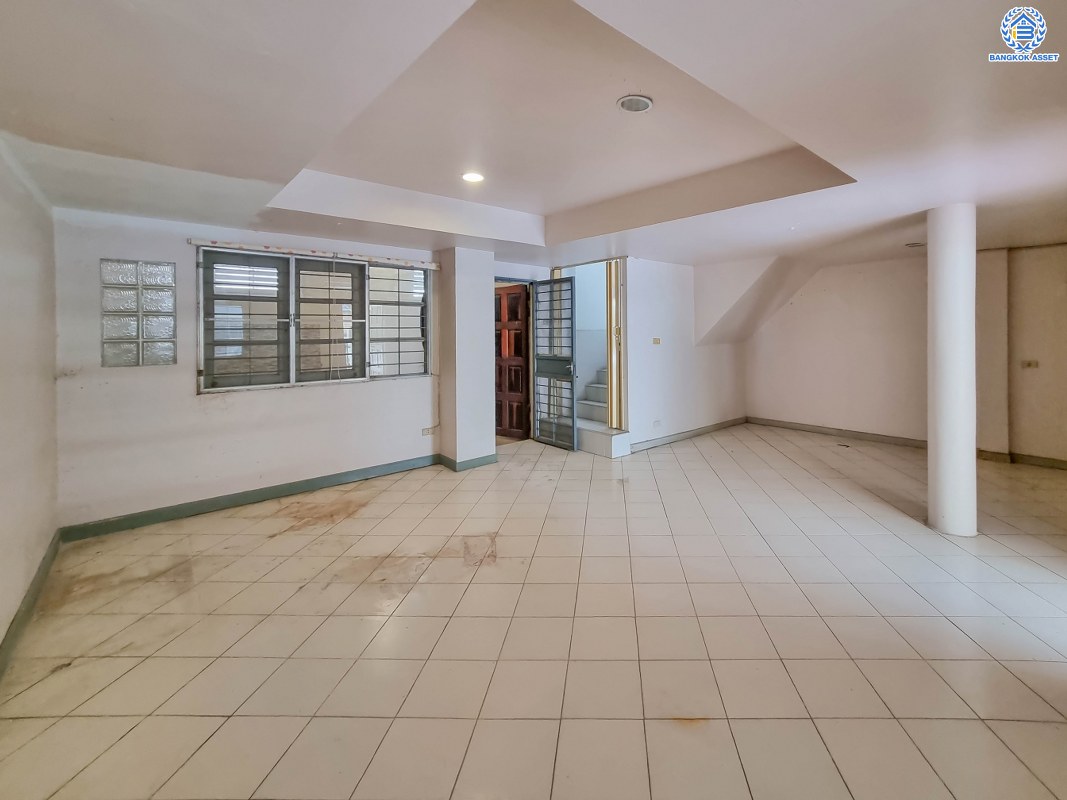 ทาวน์เฮ้าส์มือสองกรุงเทพมหานคร ม.สินธานี รัชดา-ลาดพร้าว80 เนื้อที่ 26.7 ตร.ว ห้องกว้าง พื้นที่ใช้สอยเยี่ยม พร้อมขาย กับฟังก์ชัน 3 ห้องนอน 5 ห้องน้ำ 2 ที่จอดรถ ทำเลแห่งการเดินทาง เข้า-ออกสะดวกสบาย โครงการติดถนนใหญ่ ใกล้โครงการรถไฟฟ้าสายสีน้ำเงิน "สถานีลาดพร้าว"