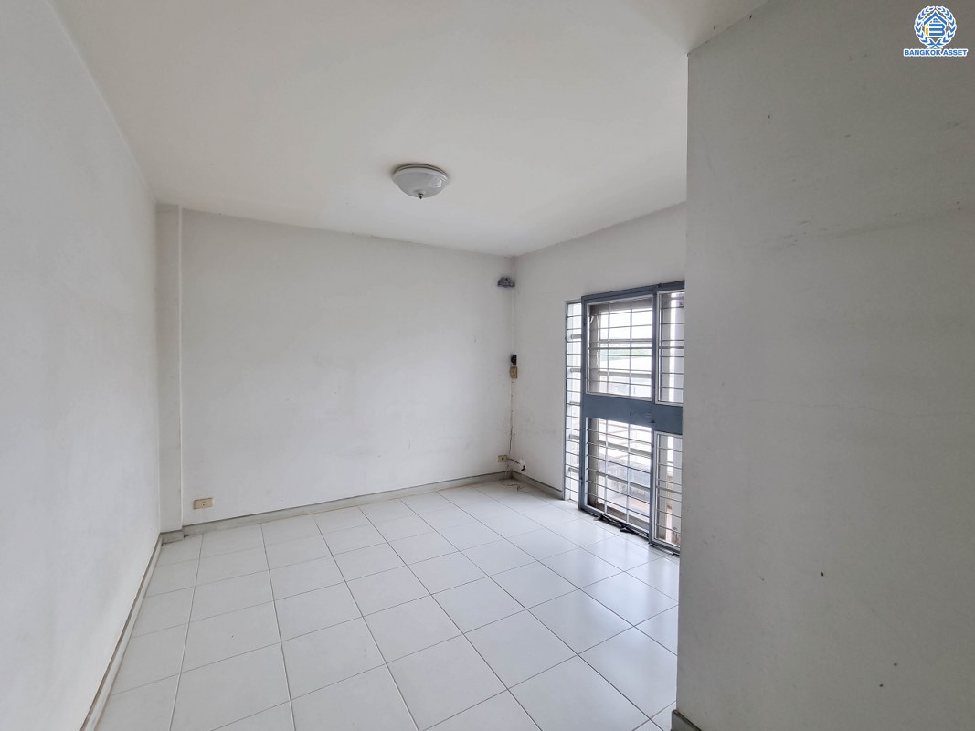 ทาวน์เฮ้าส์มือสองกรุงเทพมหานคร ม.สินธานี รัชดา-ลาดพร้าว80 เนื้อที่ 26.7 ตร.ว ห้องกว้าง พื้นที่ใช้สอยเยี่ยม พร้อมขาย กับฟังก์ชัน 3 ห้องนอน 5 ห้องน้ำ 2 ที่จอดรถ ทำเลแห่งการเดินทาง เข้า-ออกสะดวกสบาย โครงการติดถนนใหญ่ ใกล้โครงการรถไฟฟ้าสายสีน้ำเงิน "สถานีลาดพร้าว"