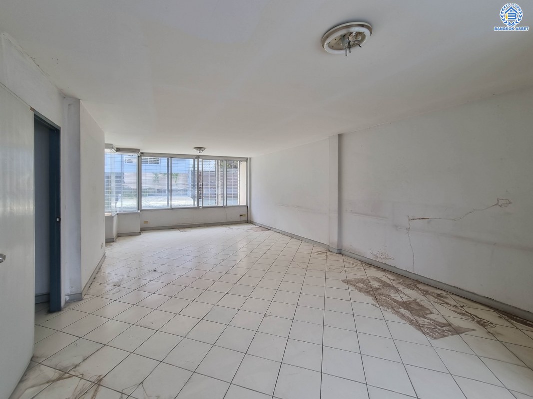 ทาวน์เฮ้าส์มือสองกรุงเทพมหานคร ม.สินธานี รัชดา-ลาดพร้าว80 เนื้อที่ 26.7 ตร.ว ห้องกว้าง พื้นที่ใช้สอยเยี่ยม พร้อมขาย กับฟังก์ชัน 3 ห้องนอน 5 ห้องน้ำ 2 ที่จอดรถ ทำเลแห่งการเดินทาง เข้า-ออกสะดวกสบาย โครงการติดถนนใหญ่ ใกล้โครงการรถไฟฟ้าสายสีน้ำเงิน "สถานีลาดพร้าว"