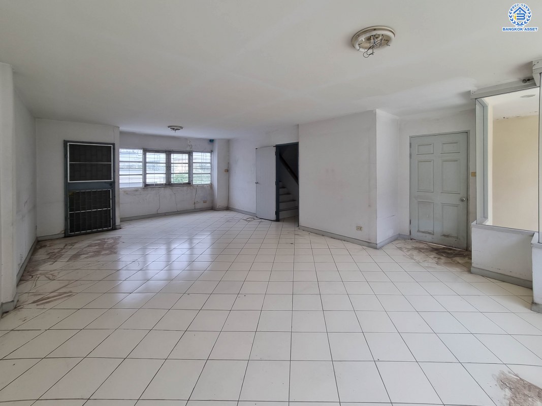 ทาวน์เฮ้าส์มือสองกรุงเทพมหานคร ม.สินธานี รัชดา-ลาดพร้าว80 เนื้อที่ 26.7 ตร.ว ห้องกว้าง พื้นที่ใช้สอยเยี่ยม พร้อมขาย กับฟังก์ชัน 3 ห้องนอน 5 ห้องน้ำ 2 ที่จอดรถ ทำเลแห่งการเดินทาง เข้า-ออกสะดวกสบาย โครงการติดถนนใหญ่ ใกล้โครงการรถไฟฟ้าสายสีน้ำเงิน "สถานีลาดพร้าว"