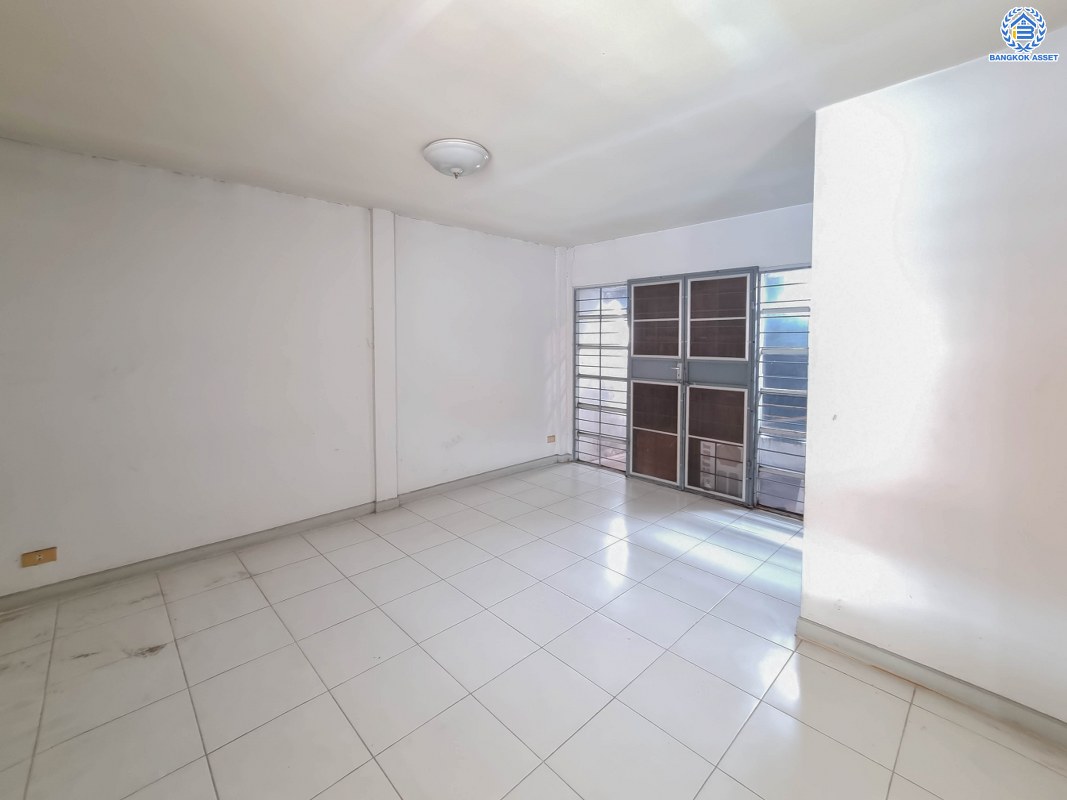 ทาวน์เฮ้าส์มือสองกรุงเทพมหานคร ม.สินธานี รัชดา-ลาดพร้าว80 เนื้อที่ 26.7 ตร.ว ห้องกว้าง พื้นที่ใช้สอยเยี่ยม พร้อมขาย กับฟังก์ชัน 3 ห้องนอน 5 ห้องน้ำ 2 ที่จอดรถ ทำเลแห่งการเดินทาง เข้า-ออกสะดวกสบาย โครงการติดถนนใหญ่ ใกล้โครงการรถไฟฟ้าสายสีน้ำเงิน "สถานีลาดพร้าว"