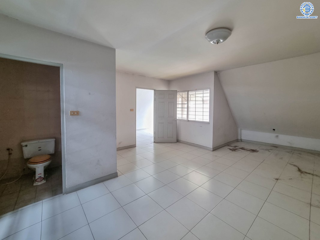 ทาวน์เฮ้าส์มือสองกรุงเทพมหานคร ม.สินธานี รัชดา-ลาดพร้าว80 เนื้อที่ 26.7 ตร.ว ห้องกว้าง พื้นที่ใช้สอยเยี่ยม พร้อมขาย กับฟังก์ชัน 3 ห้องนอน 5 ห้องน้ำ 2 ที่จอดรถ ทำเลแห่งการเดินทาง เข้า-ออกสะดวกสบาย โครงการติดถนนใหญ่ ใกล้โครงการรถไฟฟ้าสายสีน้ำเงิน "สถานีลาดพร้าว"