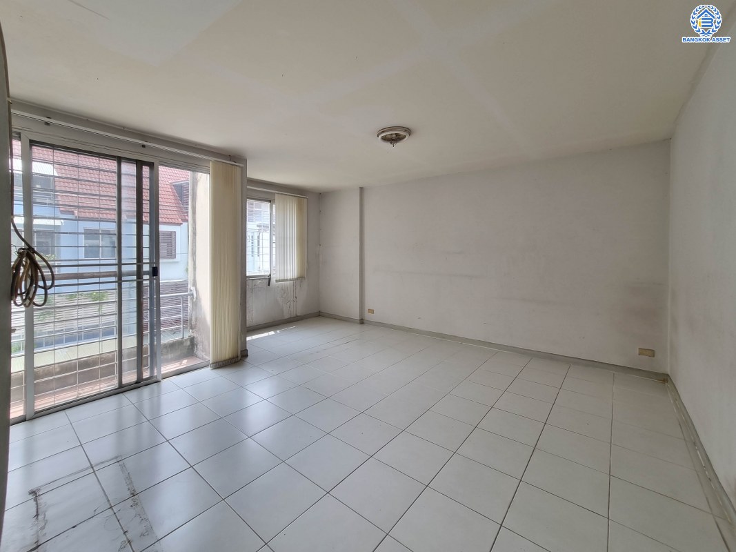 ทาวน์เฮ้าส์มือสองกรุงเทพมหานคร ม.สินธานี รัชดา-ลาดพร้าว80 เนื้อที่ 26.7 ตร.ว ห้องกว้าง พื้นที่ใช้สอยเยี่ยม พร้อมขาย กับฟังก์ชัน 3 ห้องนอน 5 ห้องน้ำ 2 ที่จอดรถ ทำเลแห่งการเดินทาง เข้า-ออกสะดวกสบาย โครงการติดถนนใหญ่ ใกล้โครงการรถไฟฟ้าสายสีน้ำเงิน "สถานีลาดพร้าว"