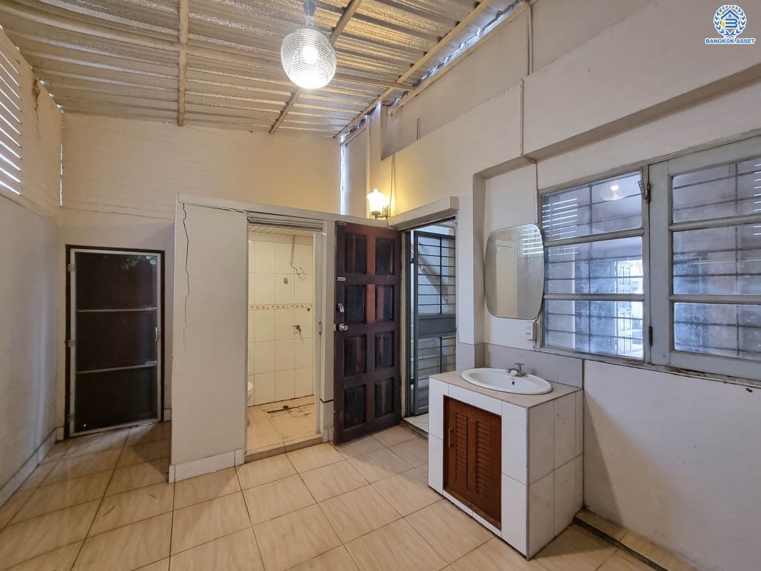 ทาวน์เฮ้าส์มือสองกรุงเทพมหานคร ม.สินธานี รัชดา-ลาดพร้าว80 เนื้อที่ 26.7 ตร.ว ห้องกว้าง พื้นที่ใช้สอยเยี่ยม พร้อมขาย กับฟังก์ชัน 3 ห้องนอน 5 ห้องน้ำ 2 ที่จอดรถ ทำเลแห่งการเดินทาง เข้า-ออกสะดวกสบาย โครงการติดถนนใหญ่ ใกล้โครงการรถไฟฟ้าสายสีน้ำเงิน "สถานีลาดพร้าว"