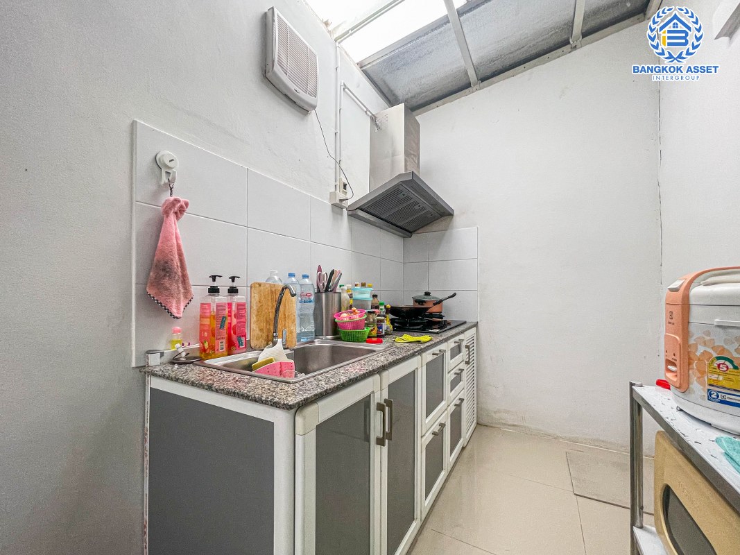 ทาวน์เฮ้าส์มือสองนนทบุรี ม.ไลโอ วงแหวน-ปิ่นเกล้า เนื้อที่ 17.1 ตร.ว บ้านเรียบง่ายมีสไตล์ พร้อมฟังก์ชัน 3 ห้องนอน 2 ห้องน้ำ 1 ที่จอดรถ สภาพดีพร้อมเข้าอยู่ ทำเลเยี่ยม เชื่อมต่อถนนกาญจนาภิเษก, ถนนประชาอุทิศ ใกล้ห้างสรรพสินค้ายอดนิยมอย่าง "เซ็นทรัลเวสเกต" และโครงการรถไฟฟ้าสายสีม่วง "สถานีตลาดบางใหญ่"