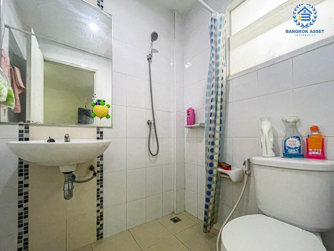 ทาวน์เฮ้าส์มือสองนนทบุรี ม.ไลโอ วงแหวน-ปิ่นเกล้า เนื้อที่ 17.1 ตร.ว บ้านเรียบง่ายมีสไตล์ พร้อมฟังก์ชัน 3 ห้องนอน 2 ห้องน้ำ 1 ที่จอดรถ สภาพดีพร้อมเข้าอยู่ ทำเลเยี่ยม เชื่อมต่อถนนกาญจนาภิเษก, ถนนประชาอุทิศ ใกล้ห้างสรรพสินค้ายอดนิยมอย่าง "เซ็นทรัลเวสเกต" และโครงการรถไฟฟ้าสายสีม่วง "สถานีตลาดบางใหญ่"