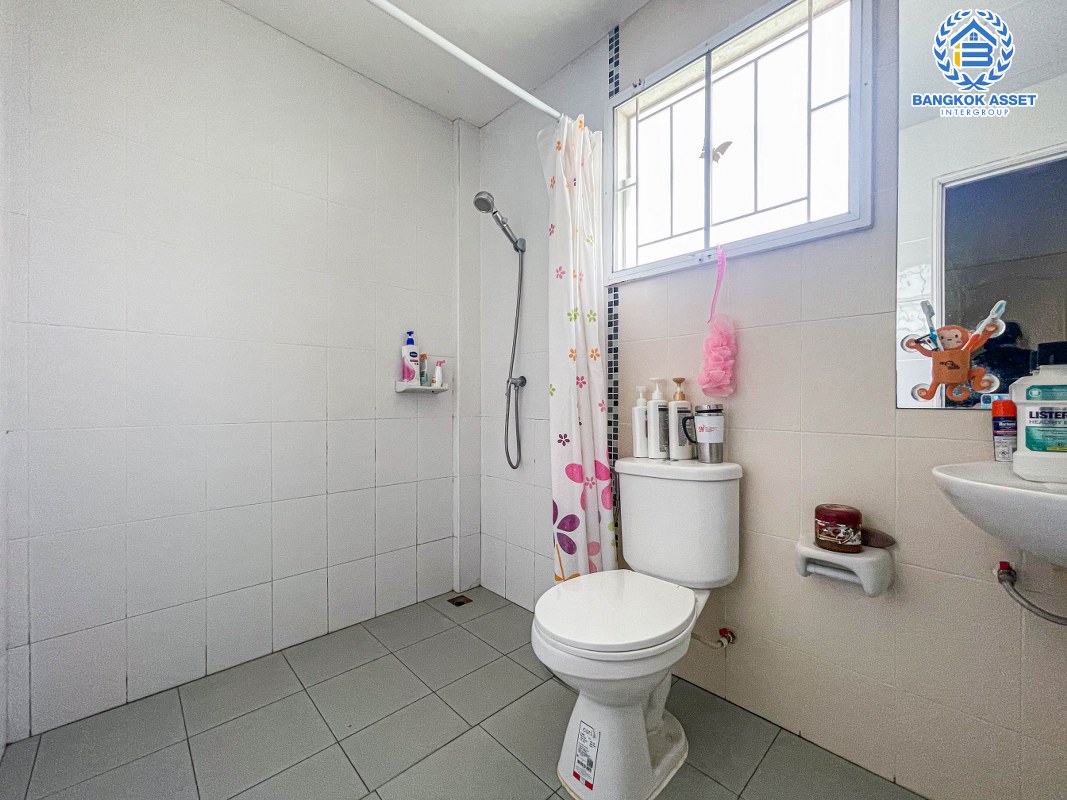 ทาวน์เฮ้าส์มือสองนนทบุรี ม.ไลโอ วงแหวน-ปิ่นเกล้า เนื้อที่ 17.1 ตร.ว บ้านเรียบง่ายมีสไตล์ พร้อมฟังก์ชัน 3 ห้องนอน 2 ห้องน้ำ 1 ที่จอดรถ สภาพดีพร้อมเข้าอยู่ ทำเลเยี่ยม เชื่อมต่อถนนกาญจนาภิเษก, ถนนประชาอุทิศ ใกล้ห้างสรรพสินค้ายอดนิยมอย่าง "เซ็นทรัลเวสเกต" และโครงการรถไฟฟ้าสายสีม่วง "สถานีตลาดบางใหญ่"