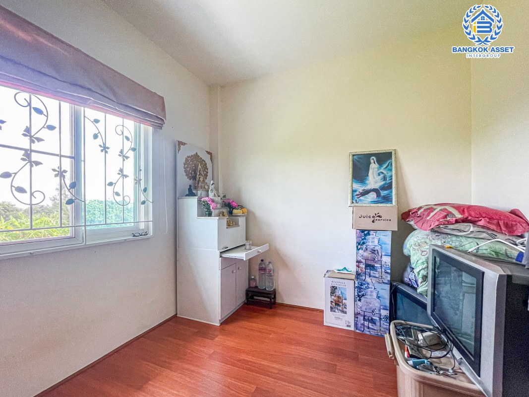 ทาวน์เฮ้าส์มือสองนนทบุรี ม.ไลโอ วงแหวน-ปิ่นเกล้า เนื้อที่ 17.1 ตร.ว บ้านเรียบง่ายมีสไตล์ พร้อมฟังก์ชัน 3 ห้องนอน 2 ห้องน้ำ 1 ที่จอดรถ สภาพดีพร้อมเข้าอยู่ ทำเลเยี่ยม เชื่อมต่อถนนกาญจนาภิเษก, ถนนประชาอุทิศ ใกล้ห้างสรรพสินค้ายอดนิยมอย่าง "เซ็นทรัลเวสเกต" และโครงการรถไฟฟ้าสายสีม่วง "สถานีตลาดบางใหญ่"