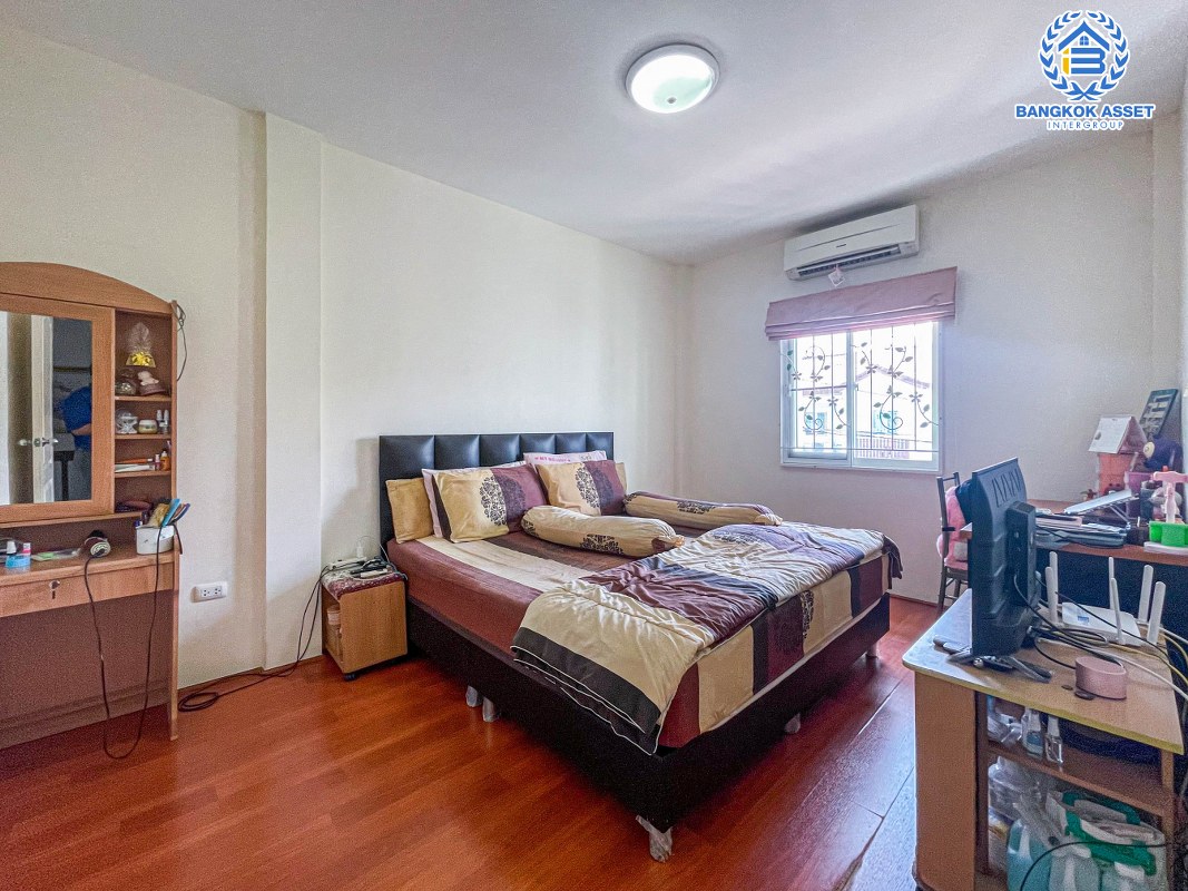 ทาวน์เฮ้าส์มือสองนนทบุรี ม.ไลโอ วงแหวน-ปิ่นเกล้า เนื้อที่ 17.1 ตร.ว บ้านเรียบง่ายมีสไตล์ พร้อมฟังก์ชัน 3 ห้องนอน 2 ห้องน้ำ 1 ที่จอดรถ สภาพดีพร้อมเข้าอยู่ ทำเลเยี่ยม เชื่อมต่อถนนกาญจนาภิเษก, ถนนประชาอุทิศ ใกล้ห้างสรรพสินค้ายอดนิยมอย่าง "เซ็นทรัลเวสเกต" และโครงการรถไฟฟ้าสายสีม่วง "สถานีตลาดบางใหญ่"